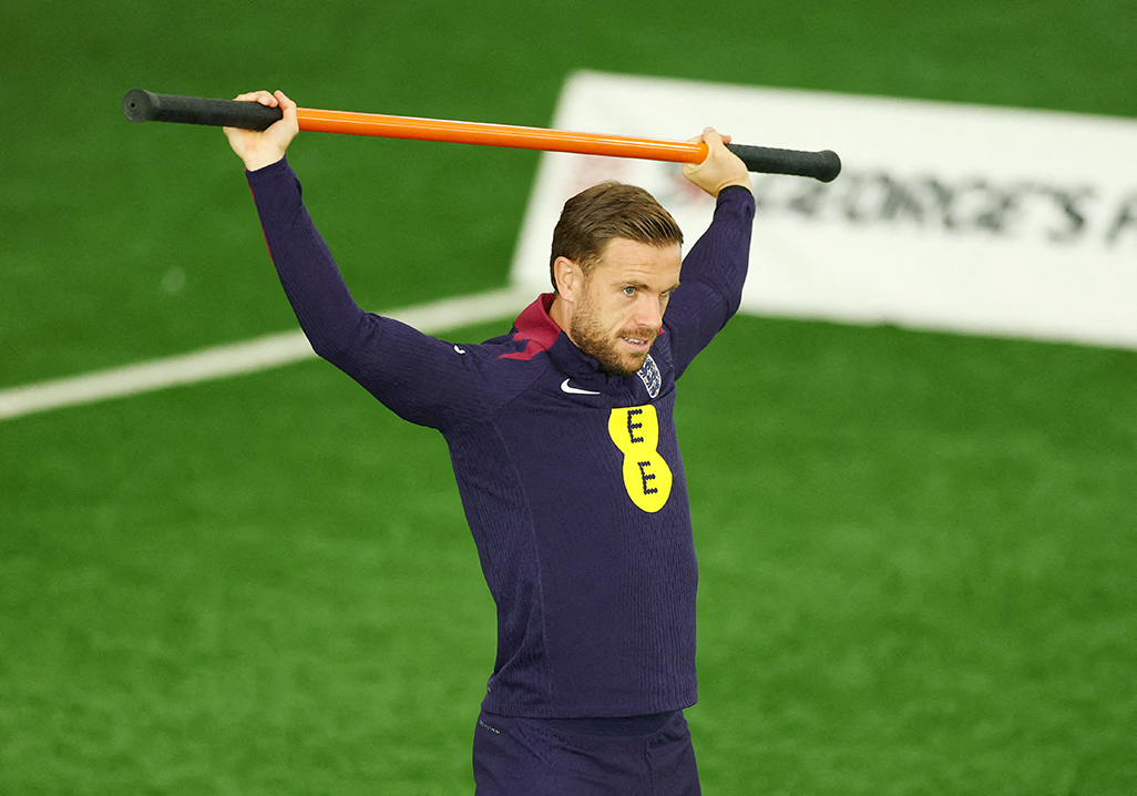 cover Veteran Henderson says he is not in England team to be a cheerleader