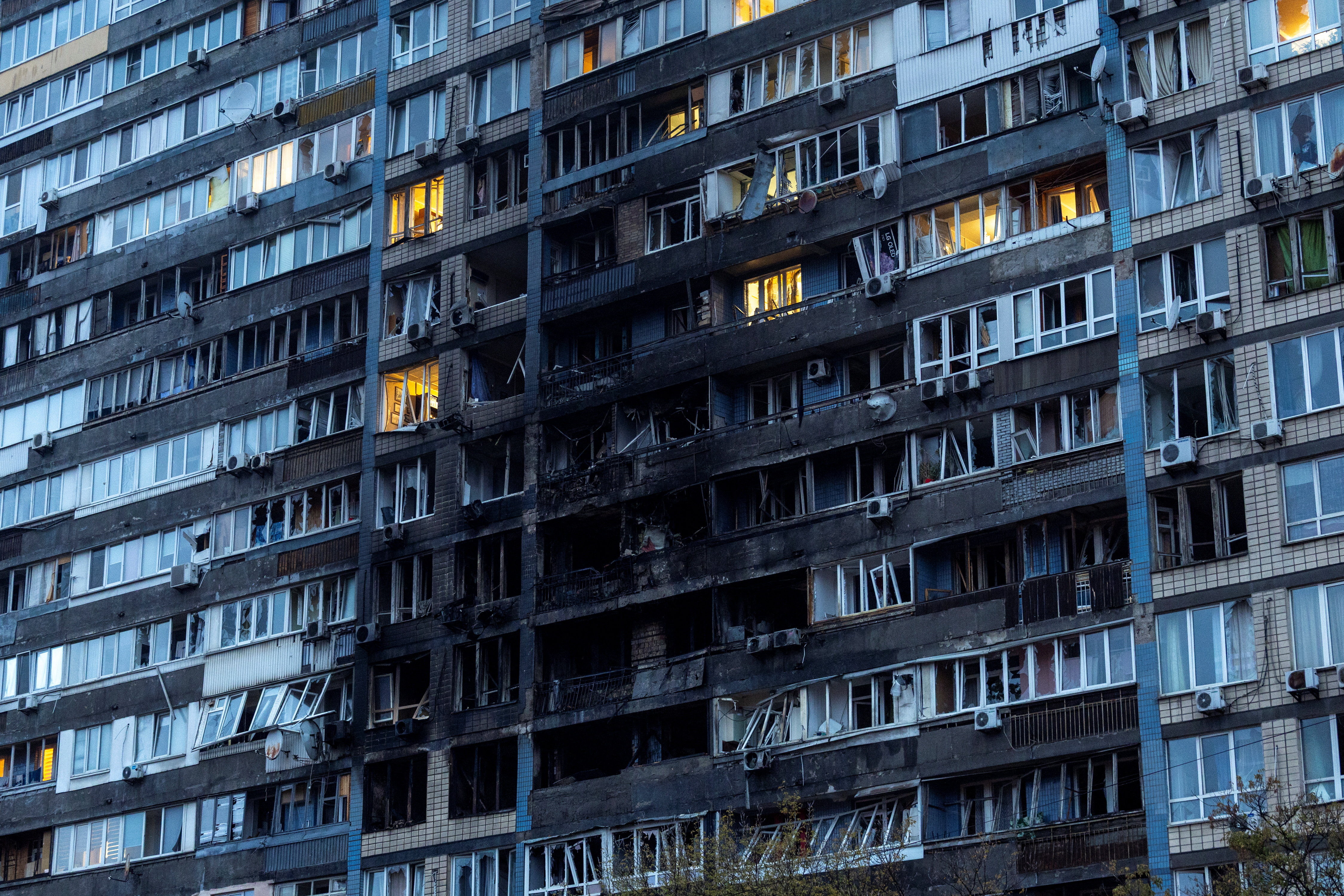 image Russian drone and missile strikes cut power across Kyiv