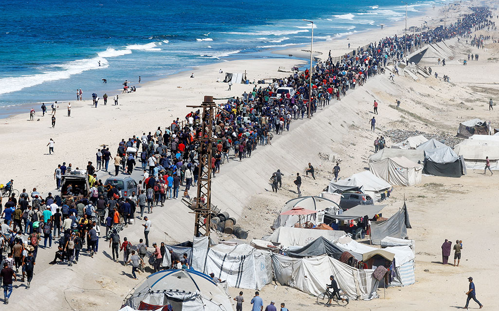 image Gazans return to wrecked homes as Israeli forces pull back under ceasefire