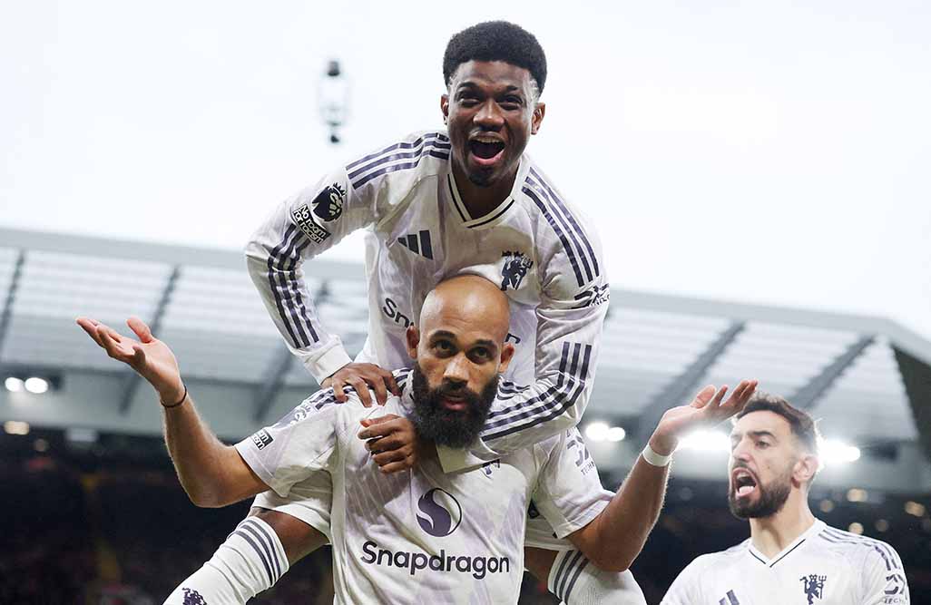 cover Maguire gives Man United win at Liverpool, Villa fight back to beat Spurs