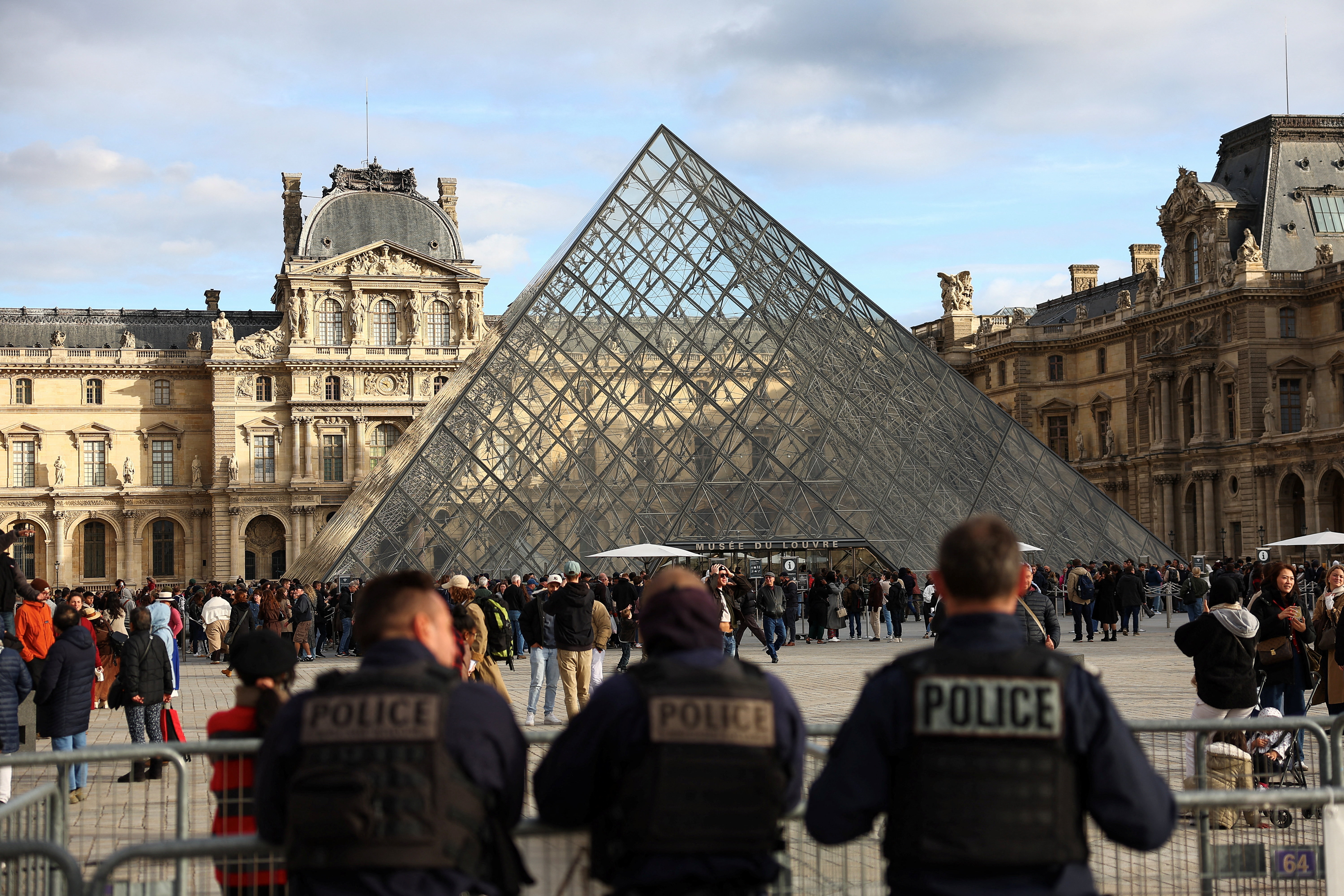 cover Suspects in Louvre jewel heist arrested near Paris, prosecutor says