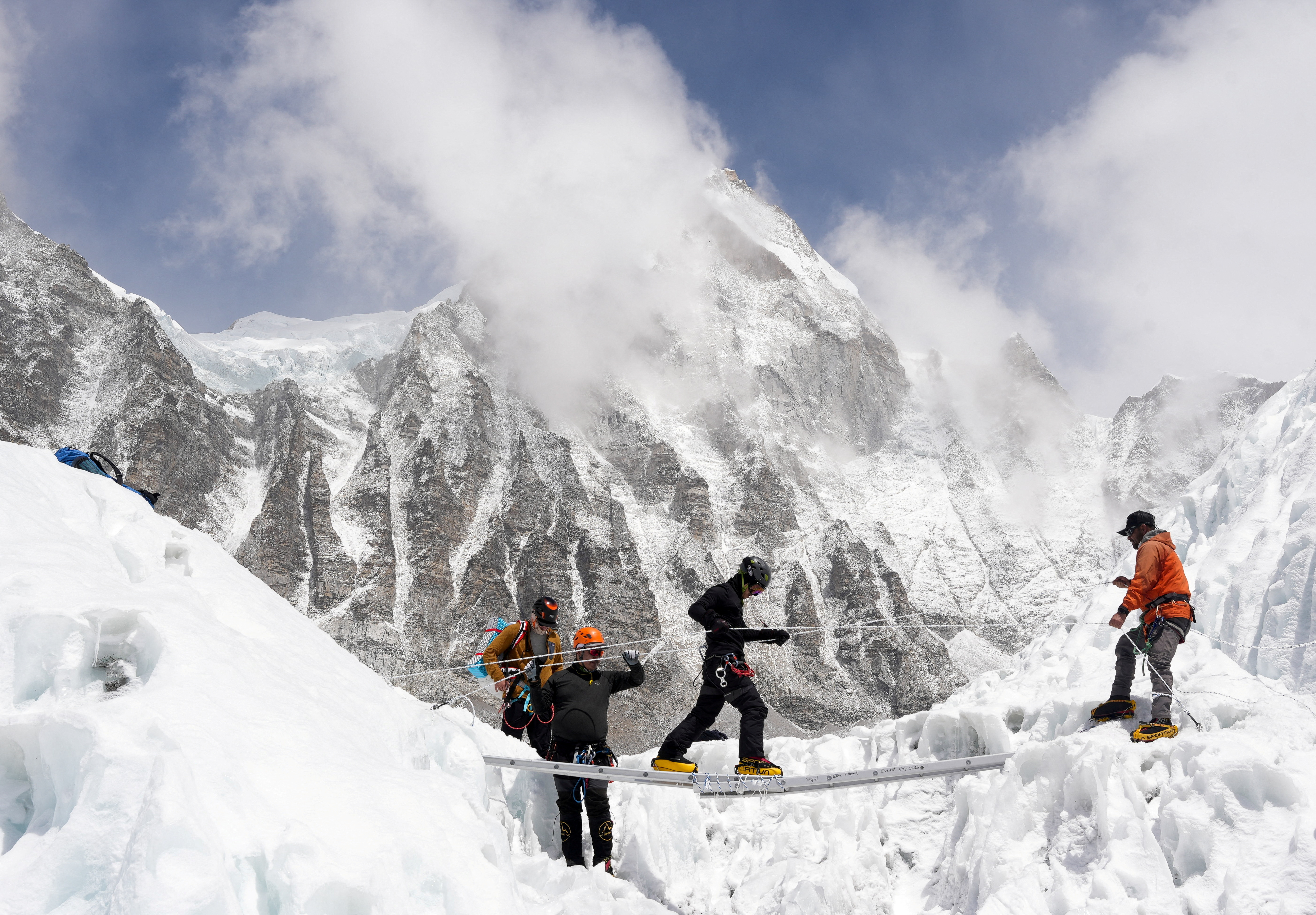 cover Almost 1,000 trapped on Tibetan side of Mount Everest by blizzard