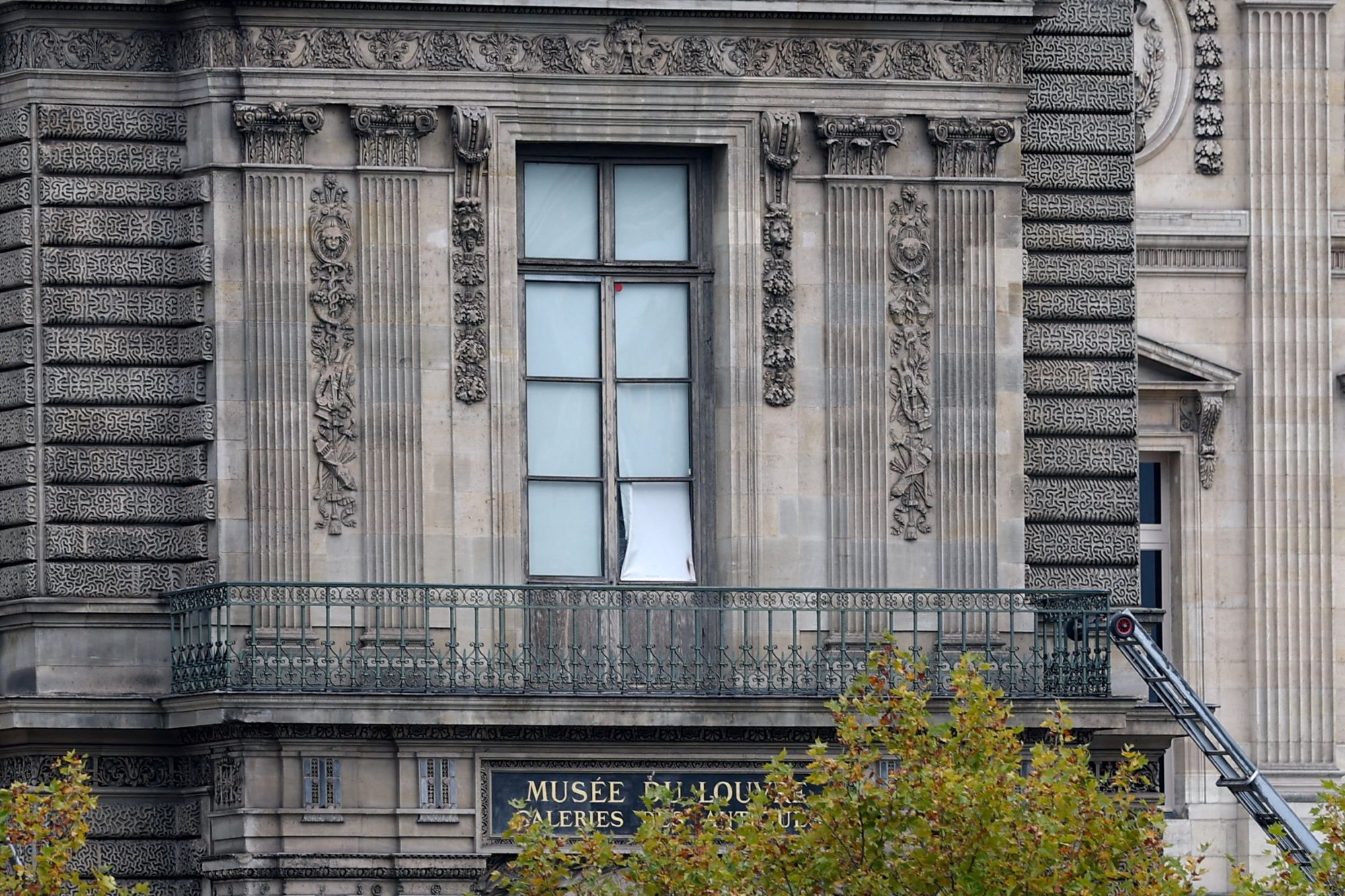 cover Thieves steal &#8220;inestimable&#8221; jewels from Louvre in Paris and flee on motorbikes