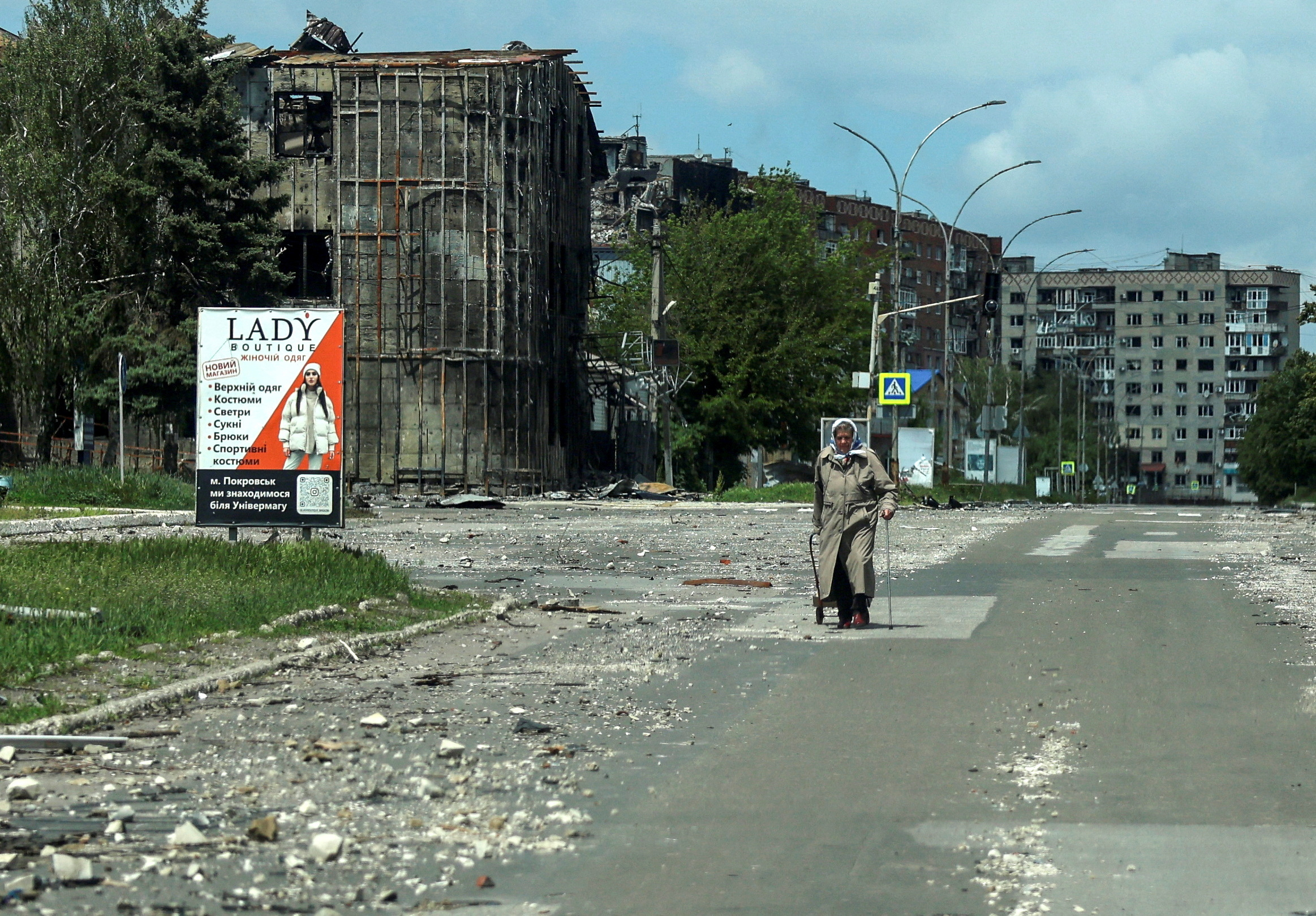 cover Ukraine struggling to hold eastern city of Pokrovsk, military analysts say
