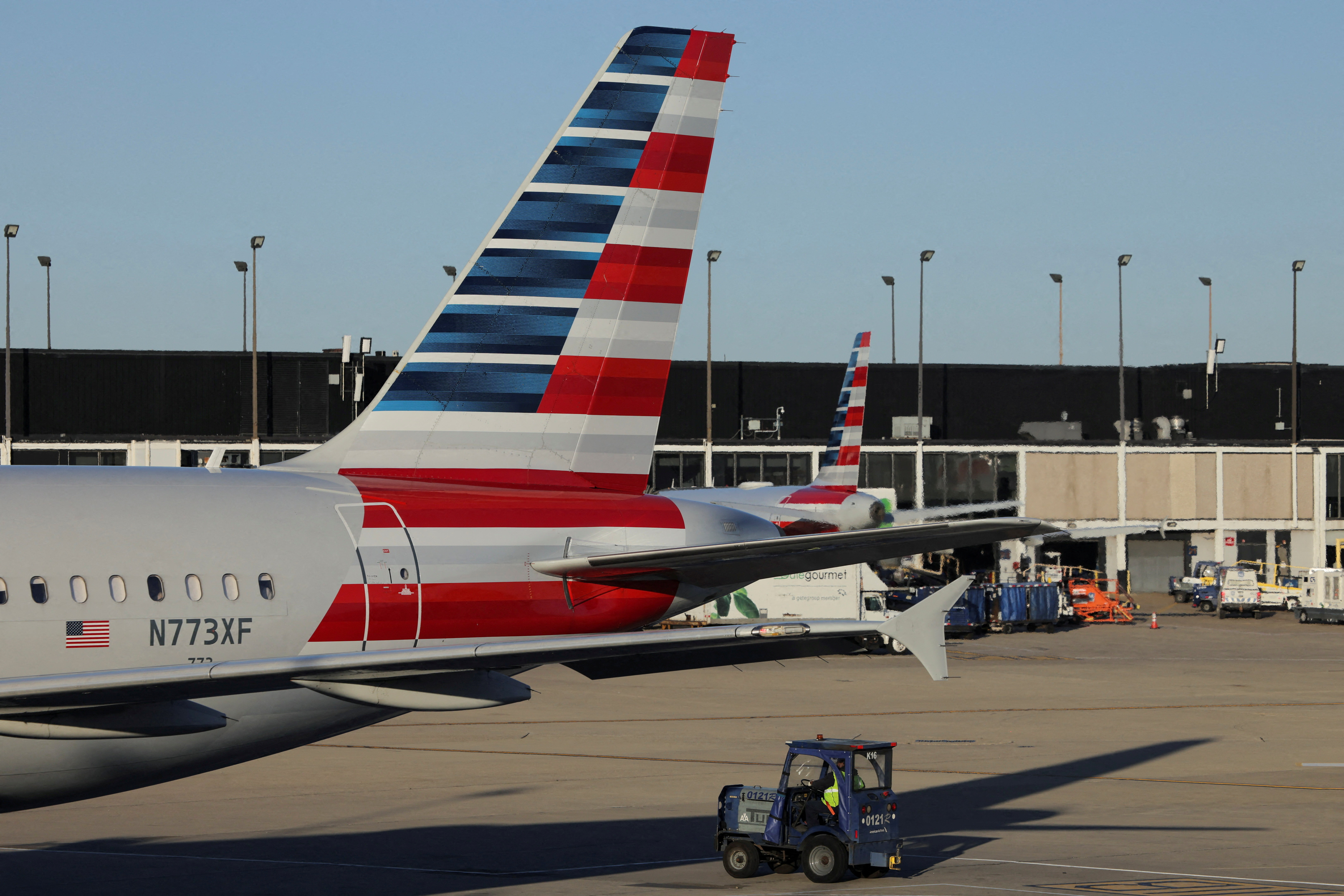 image US orders 10% flights cut at major US airports due to shutdown