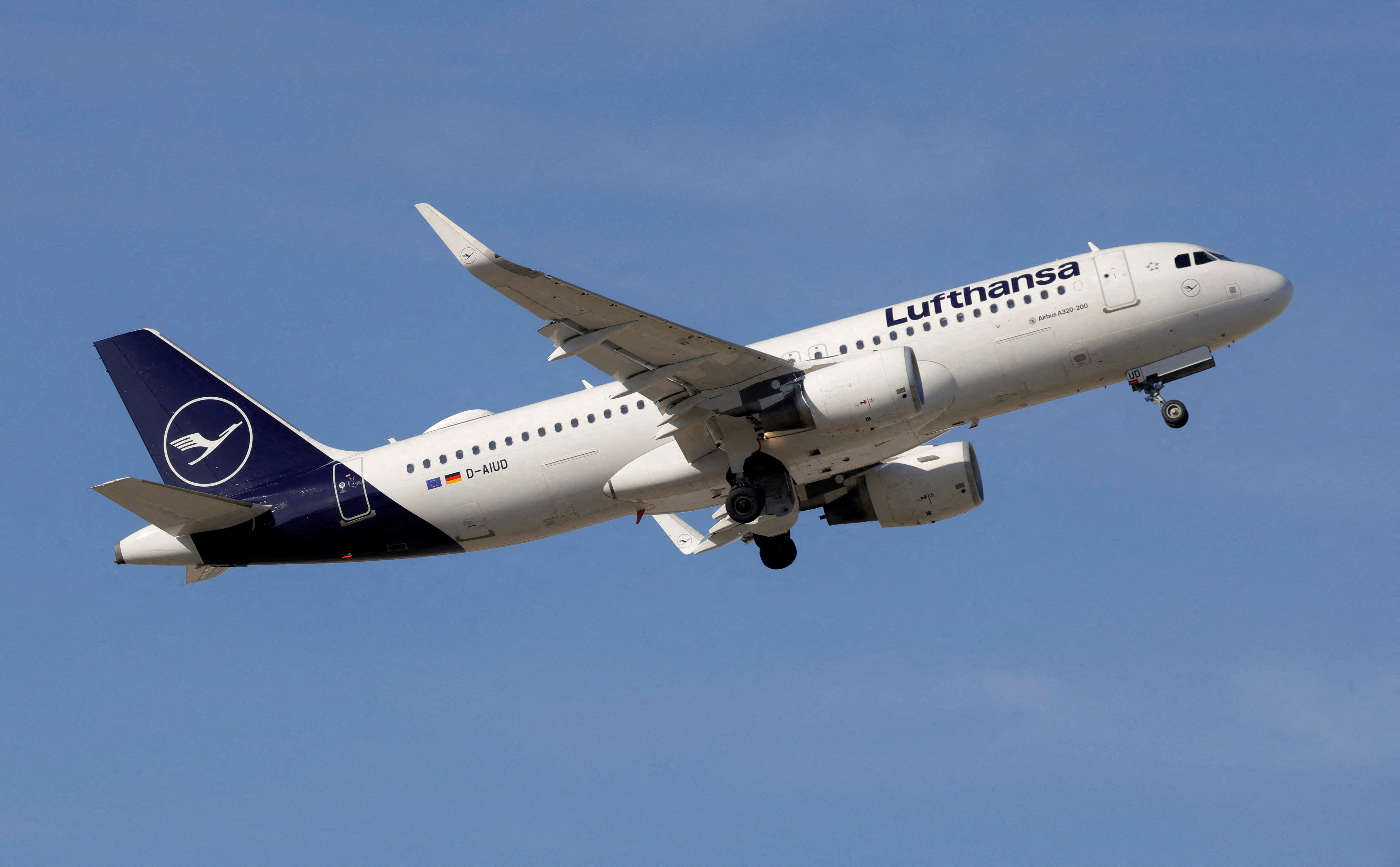 cover Airbus issues major A320 recall after flight-control incident