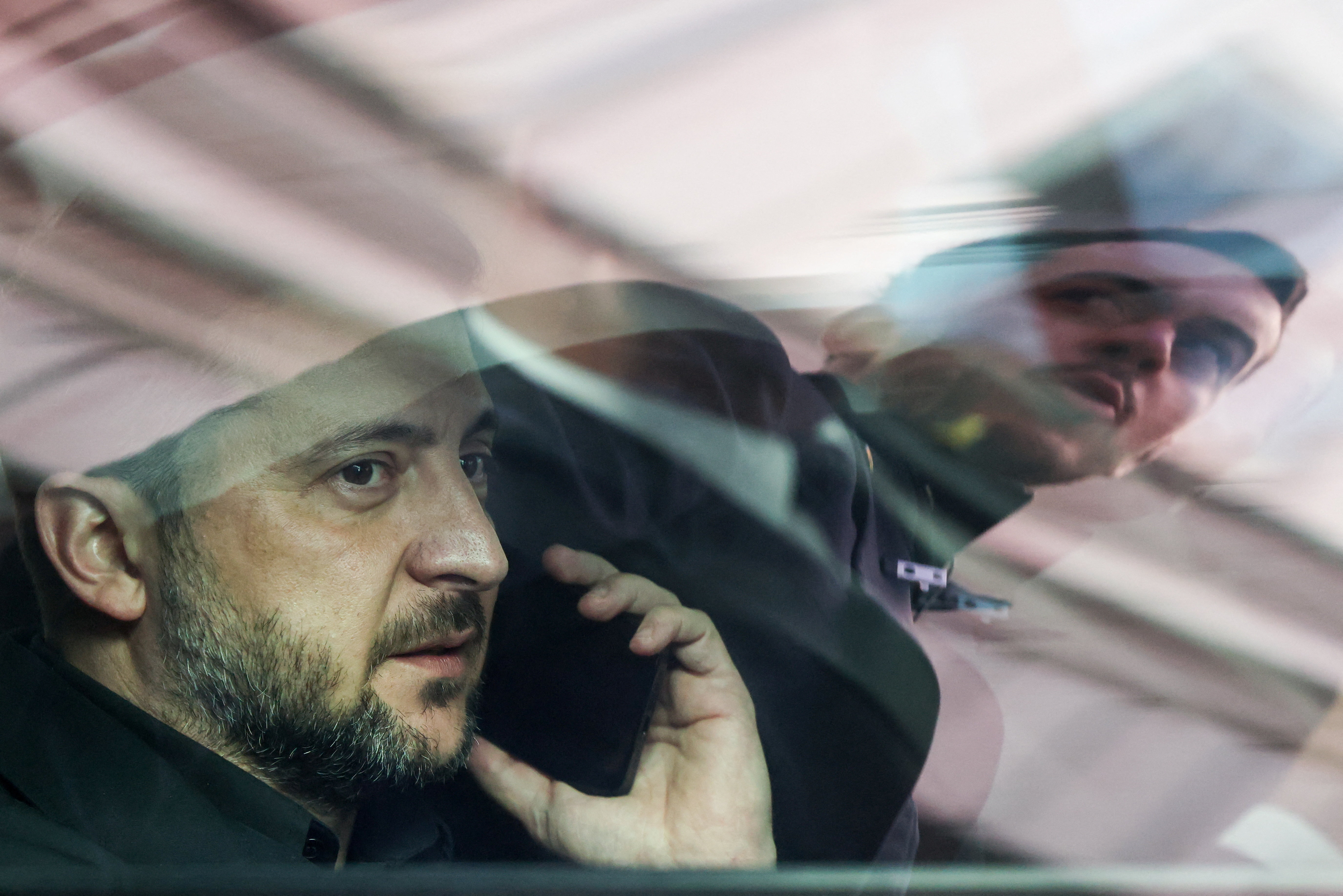 cover Ukraine faces &#8216;difficult choice&#8217; as Trump demands acceptance of peace plan