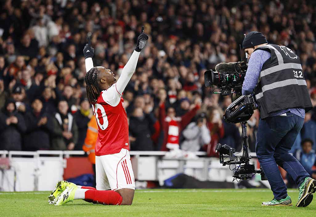 cover Eze&#8217;s derby hat-trick sends Arsenal six points clear, Villa into top four