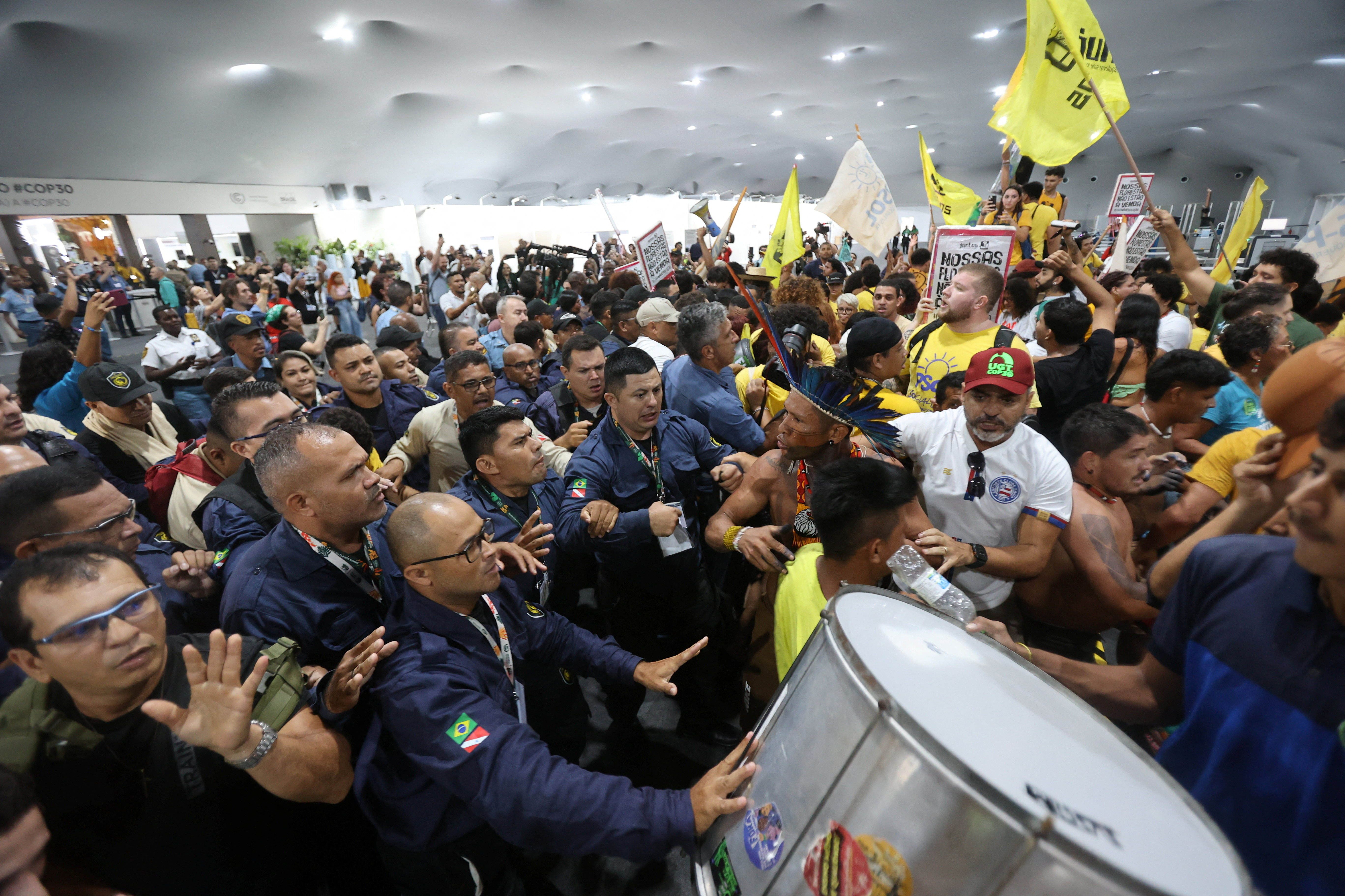 Protesto Explosivo na COP30: Indígenas Confrontam Segurança e Exigem Ação Climática!
