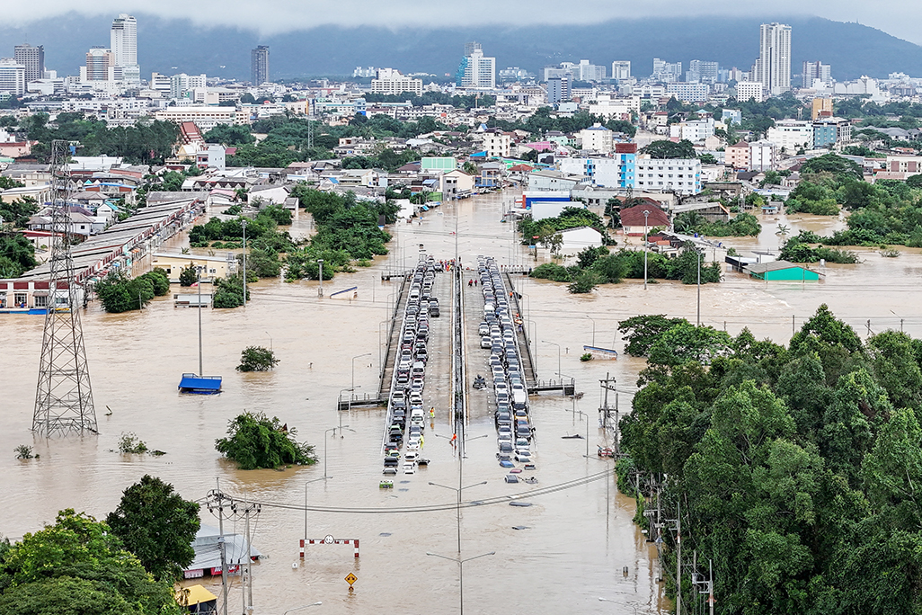 cover Thailand airlifts patients, rushes supplies as floods in south kill 33