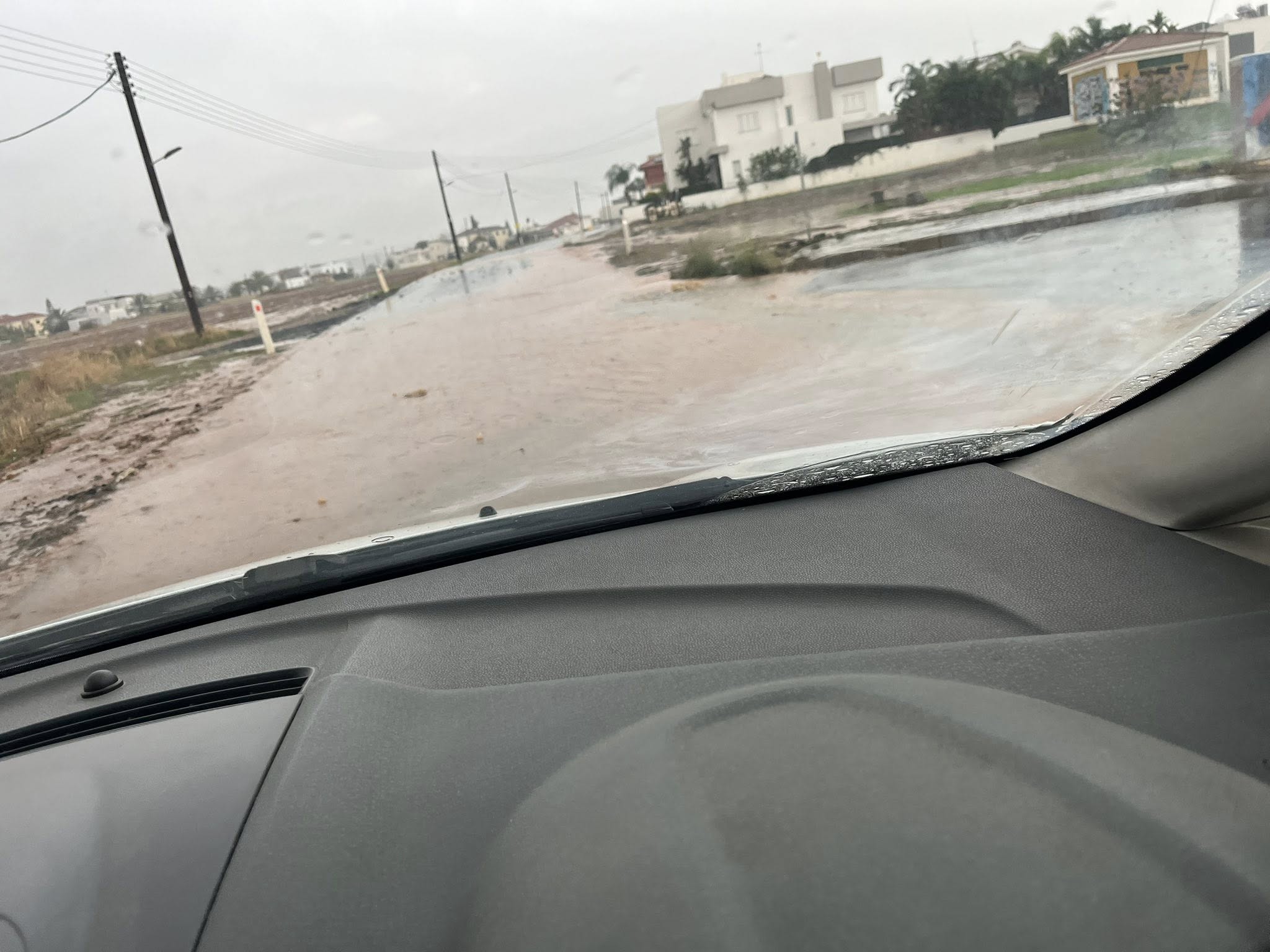 cover Heavy rain on Nicosia-Larnaca motorway, low visibility