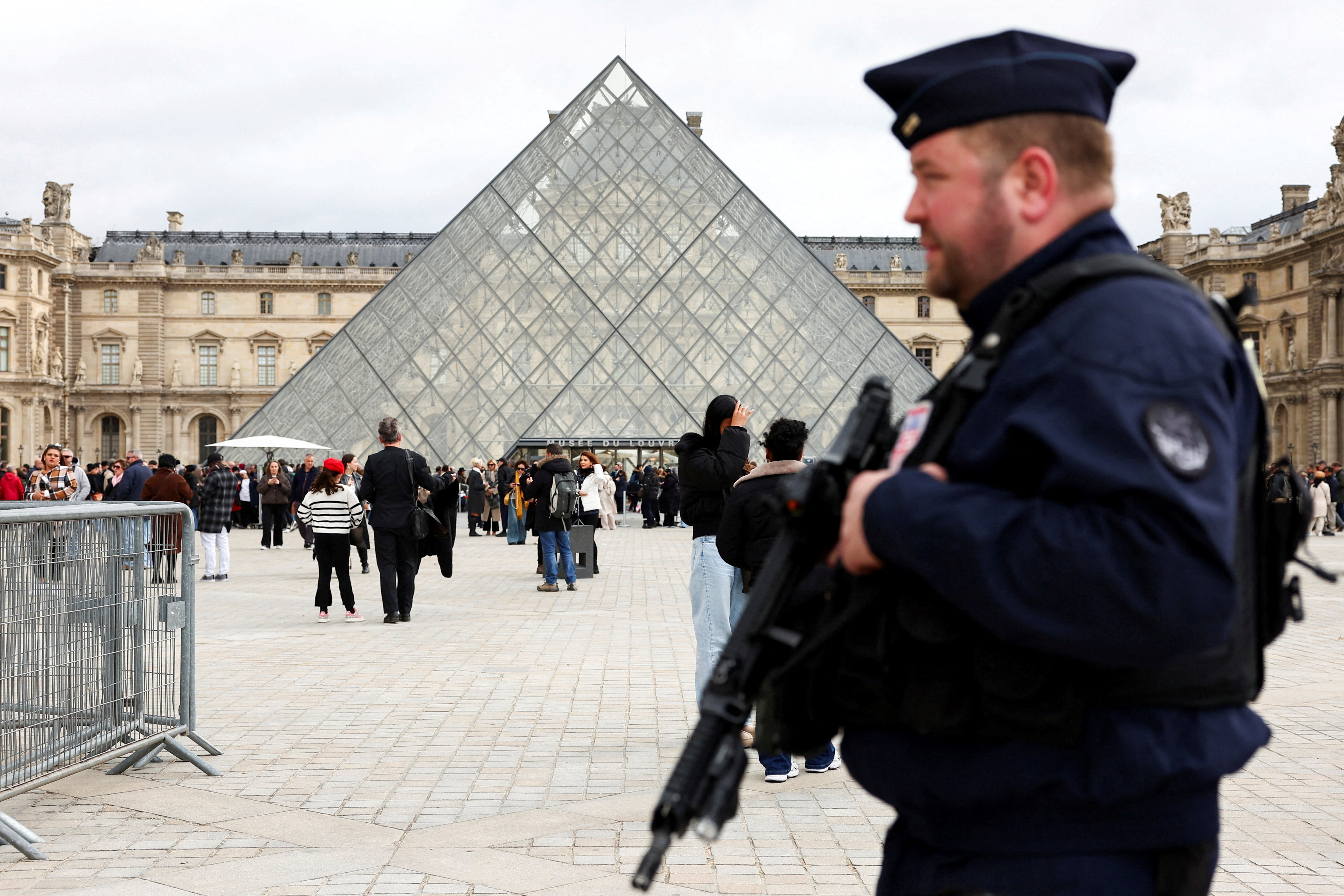 cover Louvre heist work of petty criminals, not organised crime, prosecutor says