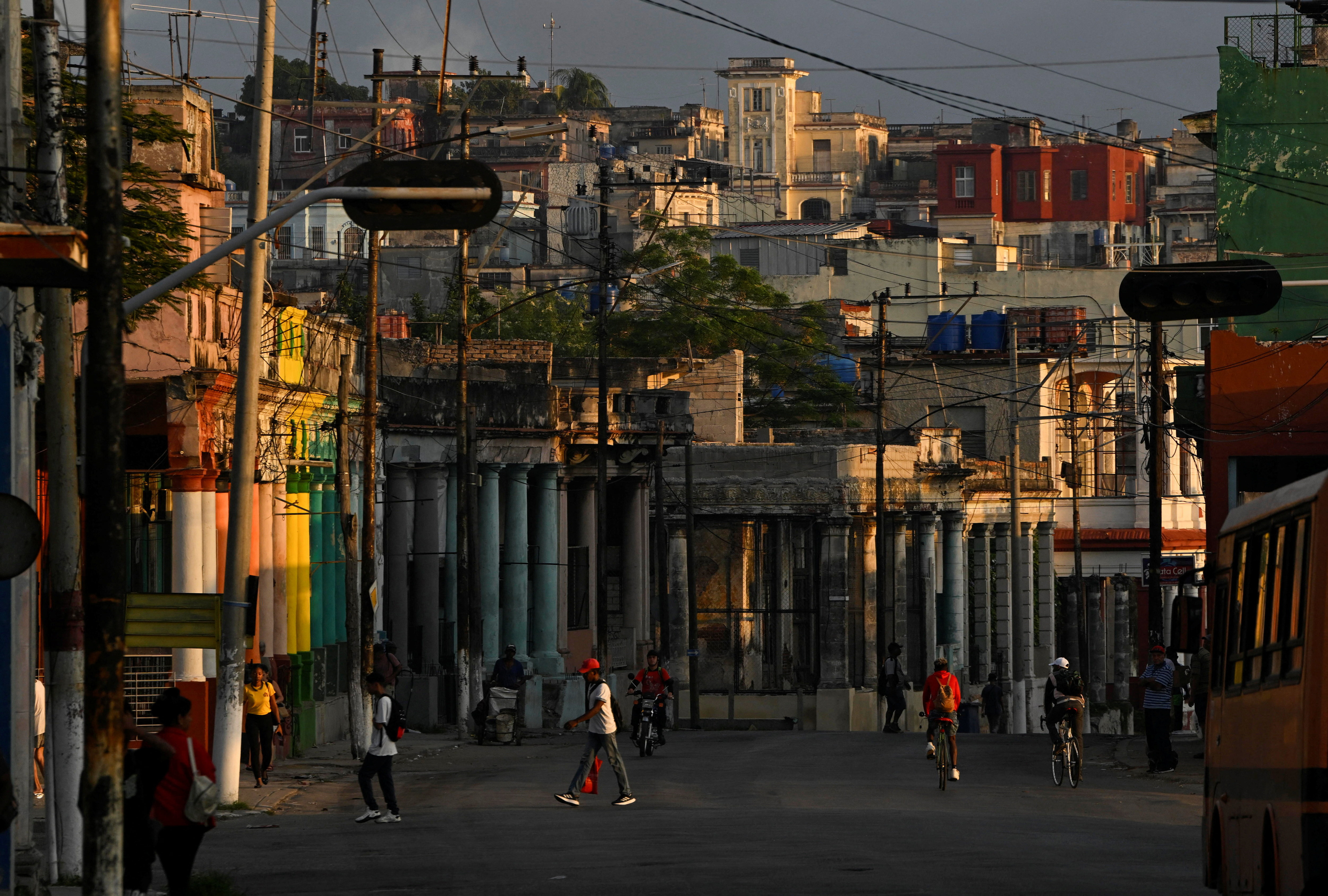 Cuba reconnects grid, begins restoring power to Havana after partial collapse
