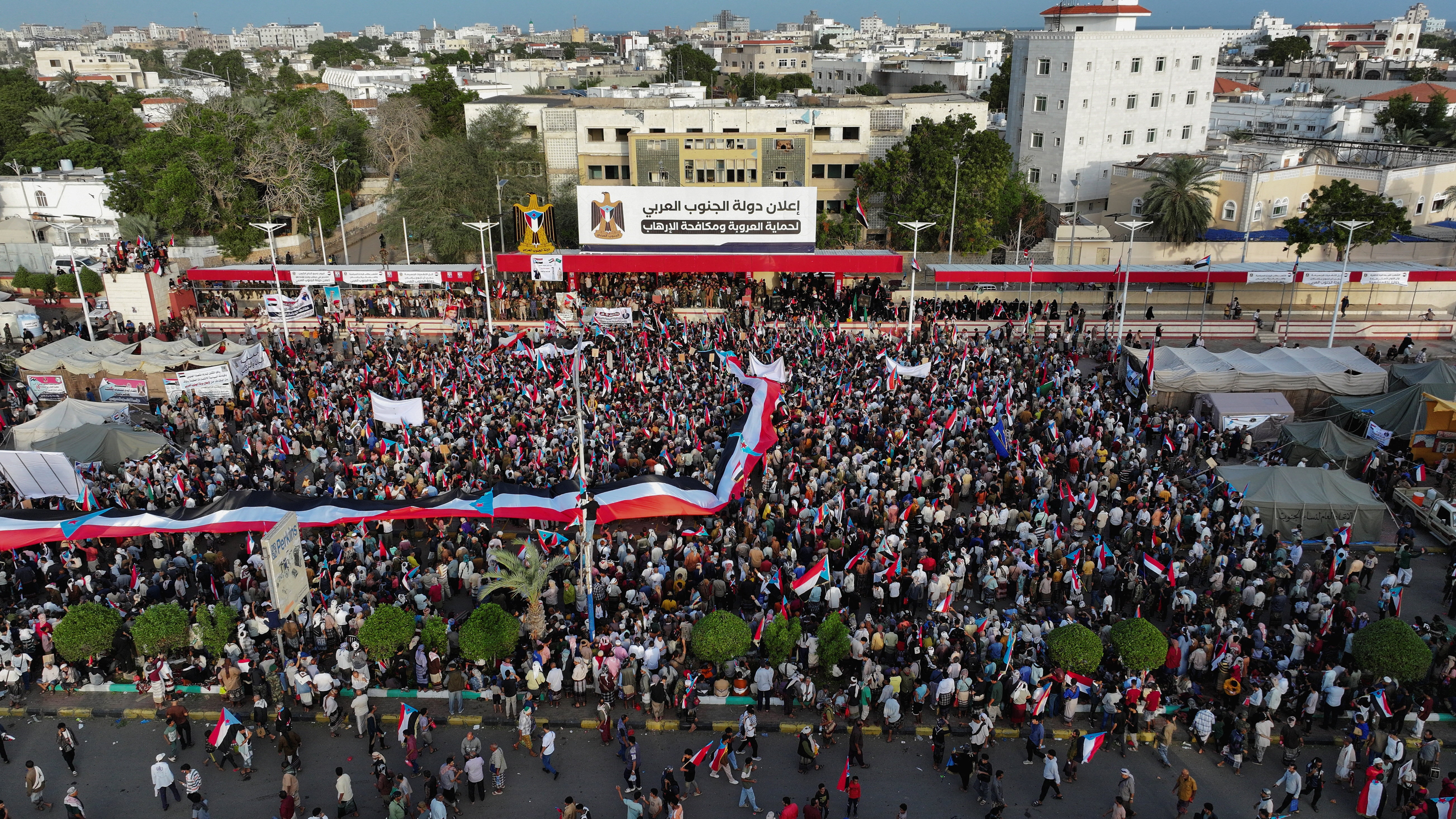 cover Saudi-backed head of Yemen&#8217;s presidential council tells UAE to leave