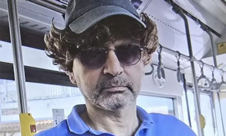 image Auditor-general boards bus wearing wig