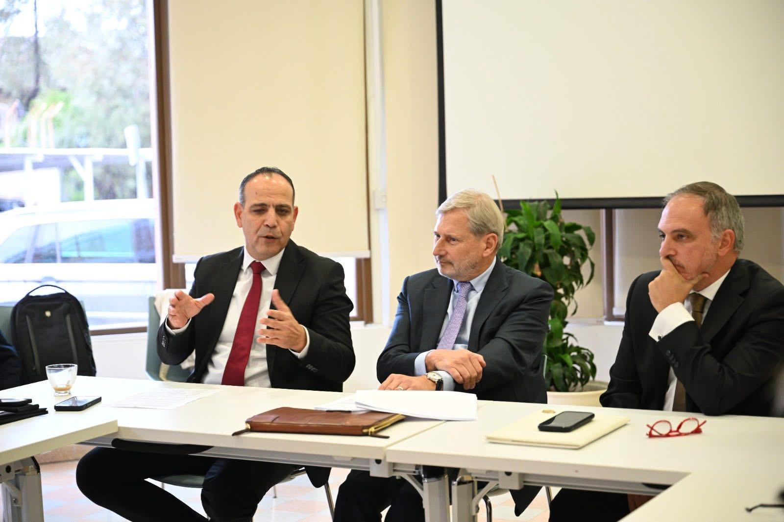 Nicosia mayors meet EU envoy Hahn