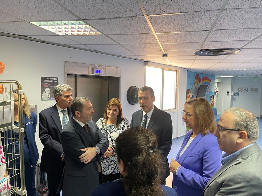 cover Health minister spreads Christmas cheer at Makarios hospital