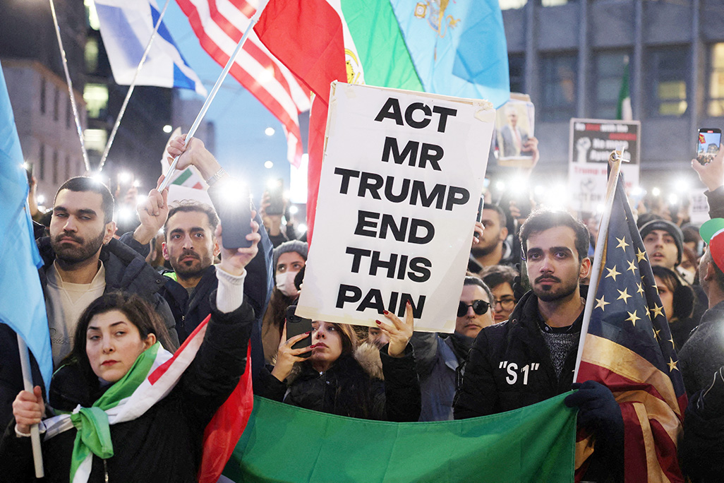 Iran warns neighbours it could hit US bases if Washington strikes