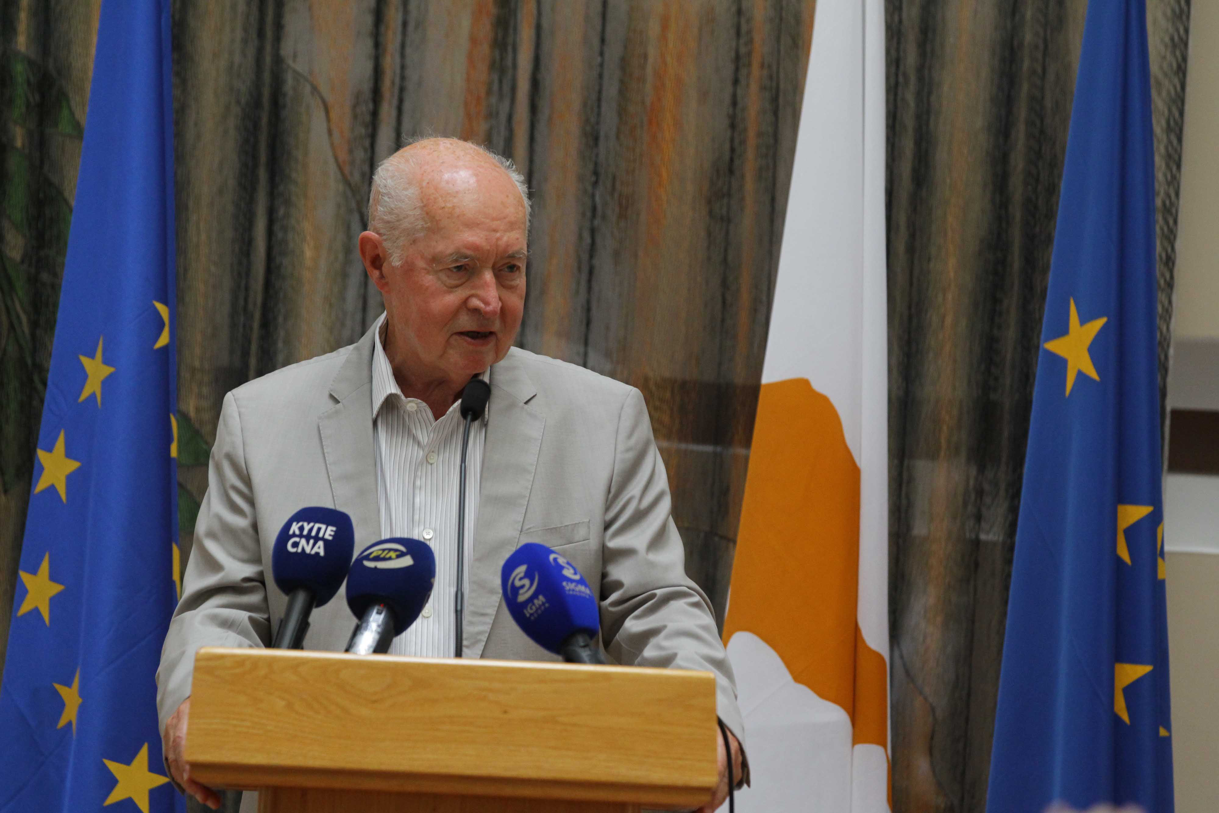 cover ‘Vassiliou contributed to the country at a critical period’