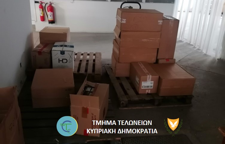 Three Czech travellers caught with 42,000 untaxed cigarettes