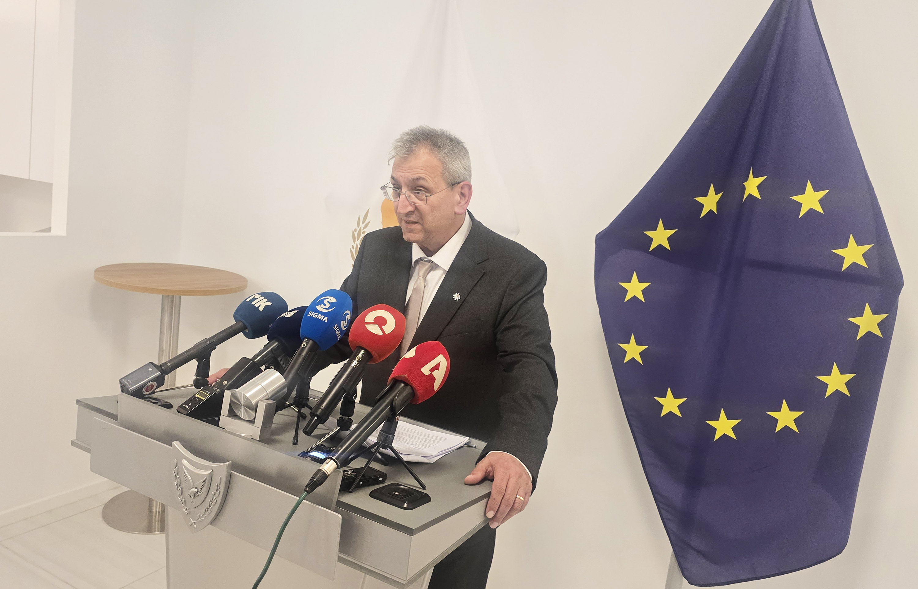 cover Labour minister sets talks on pensions, minimum wage