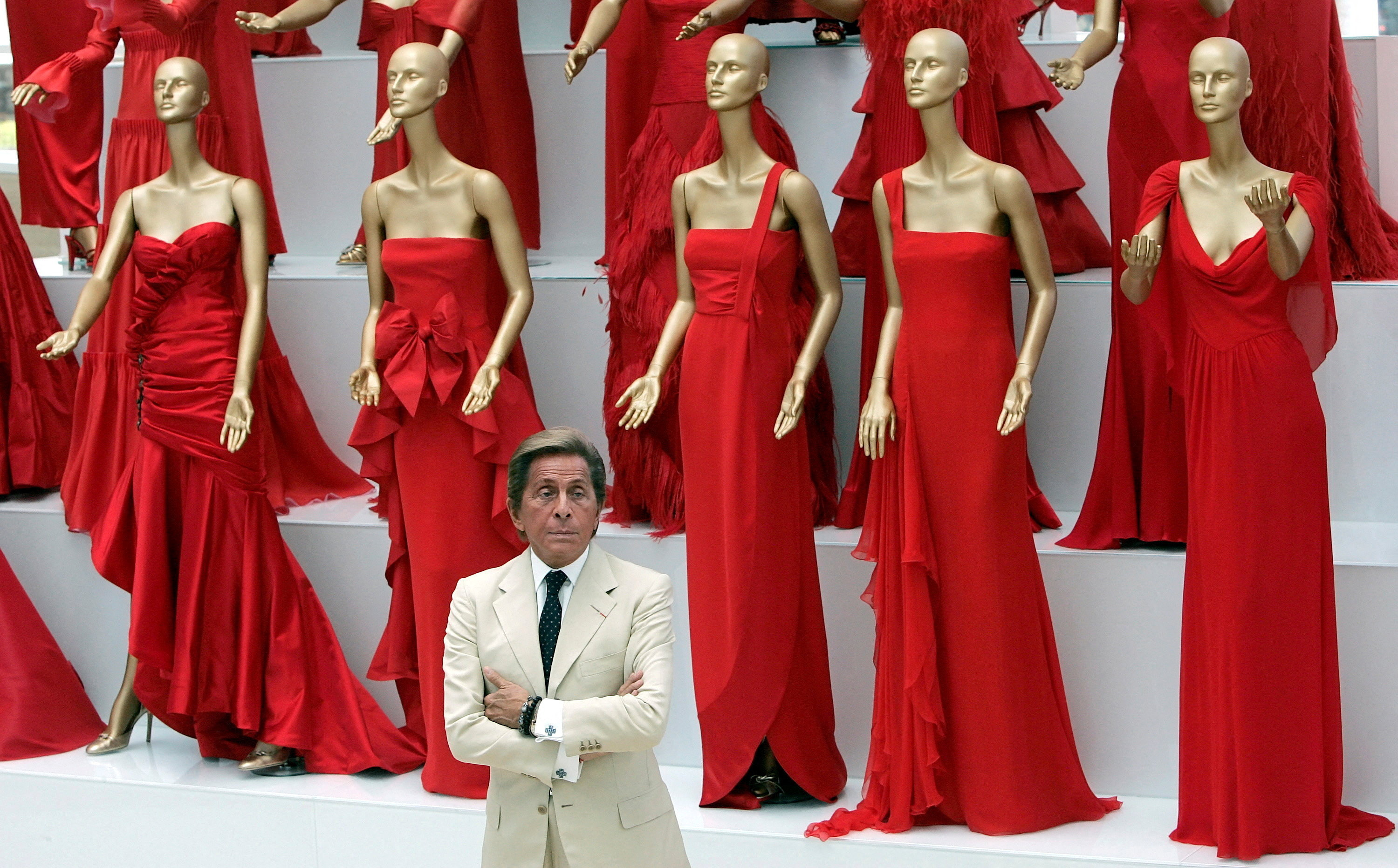 Italian haute couture ’emperor’ painted fashion red