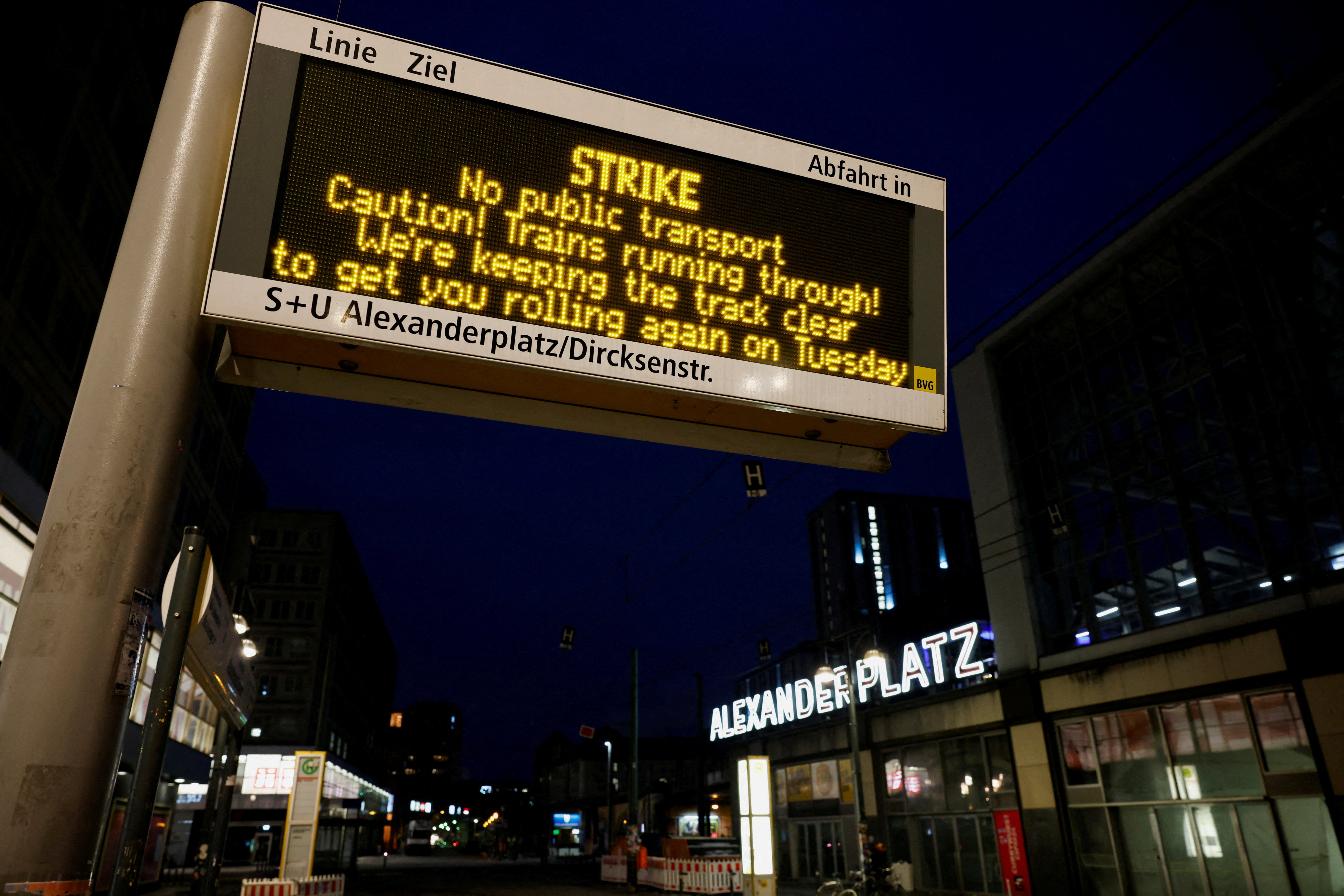 image Tens of thousands of transport workers walk off job in Germany