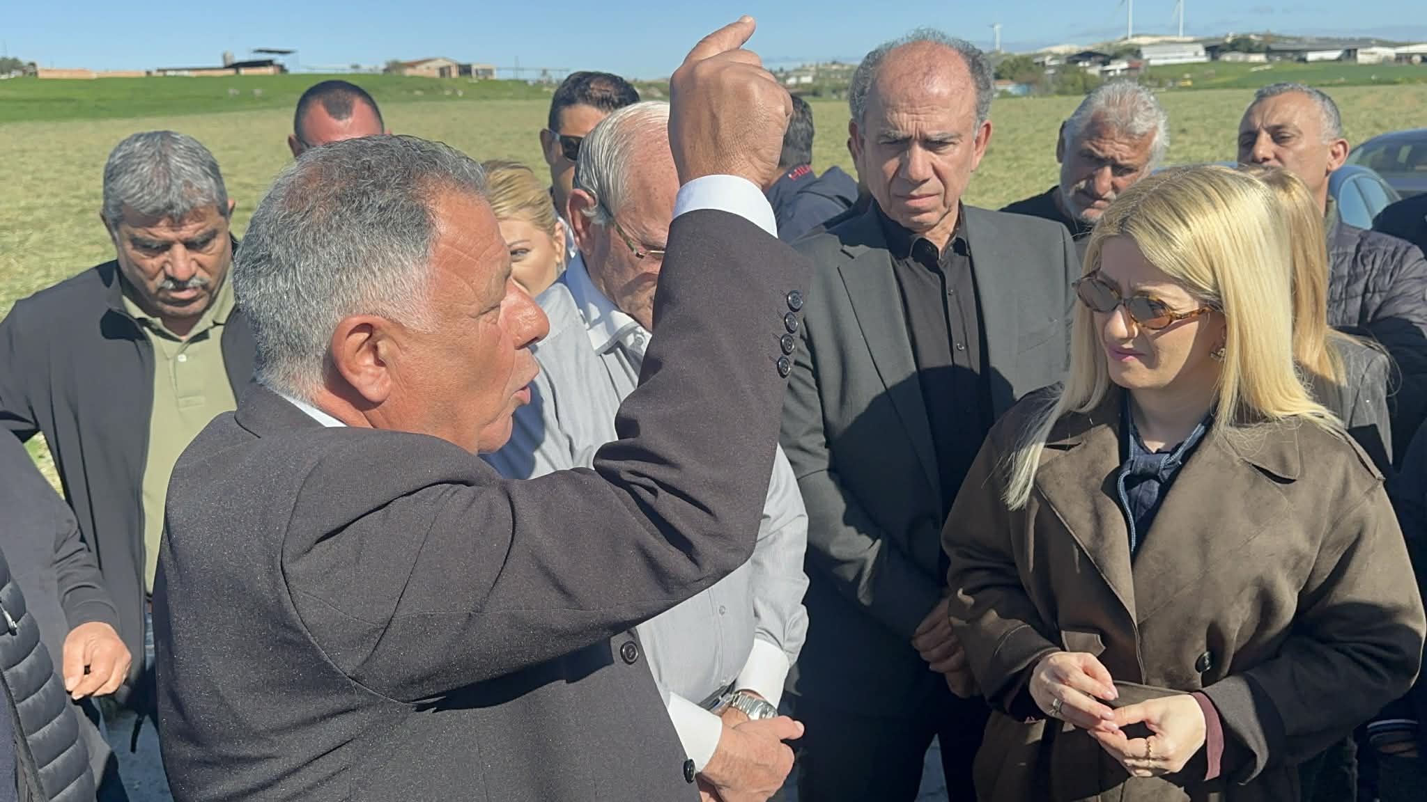 cover Party leaders warn of ‘major disaster’ while visiting animal farmers