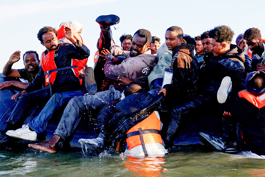 cover UK immigration officers charged with stealing cash from &#8216;small boat&#8217; migrants