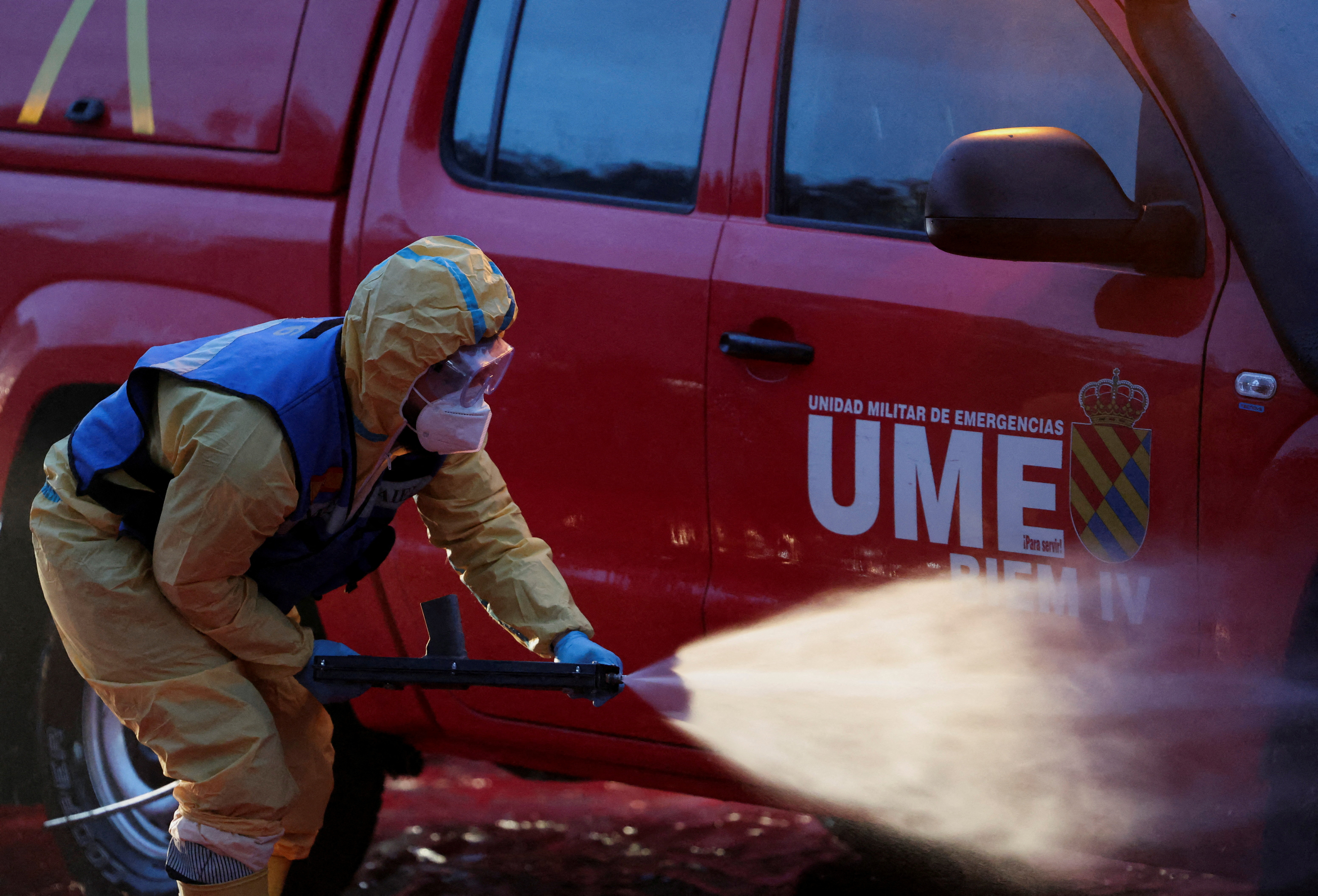 cover Spain alerts WHO of swine flu virus believed to have been transmitted between people