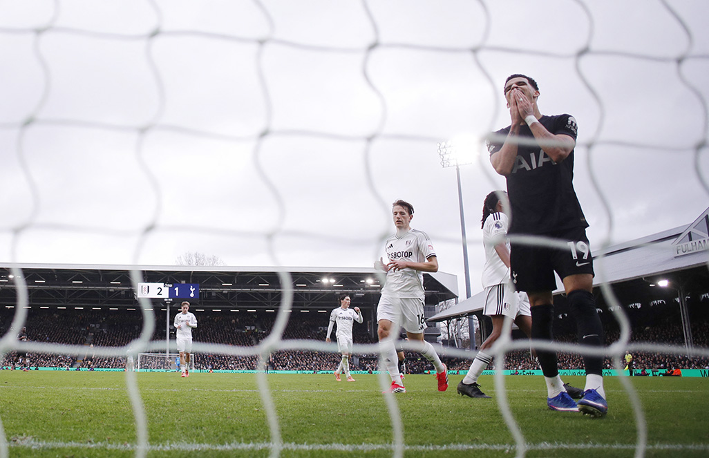 image Struggling Spurs lose at Fulham, Man United go third