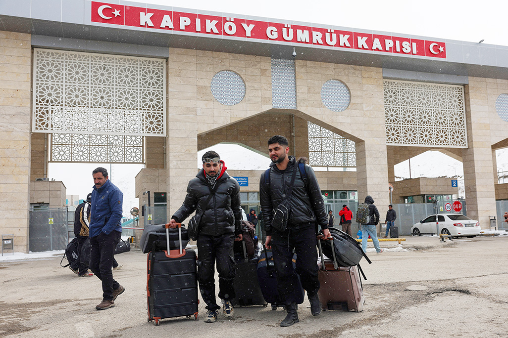 cover Hundreds of Iranians cross border into Turkey, witness says