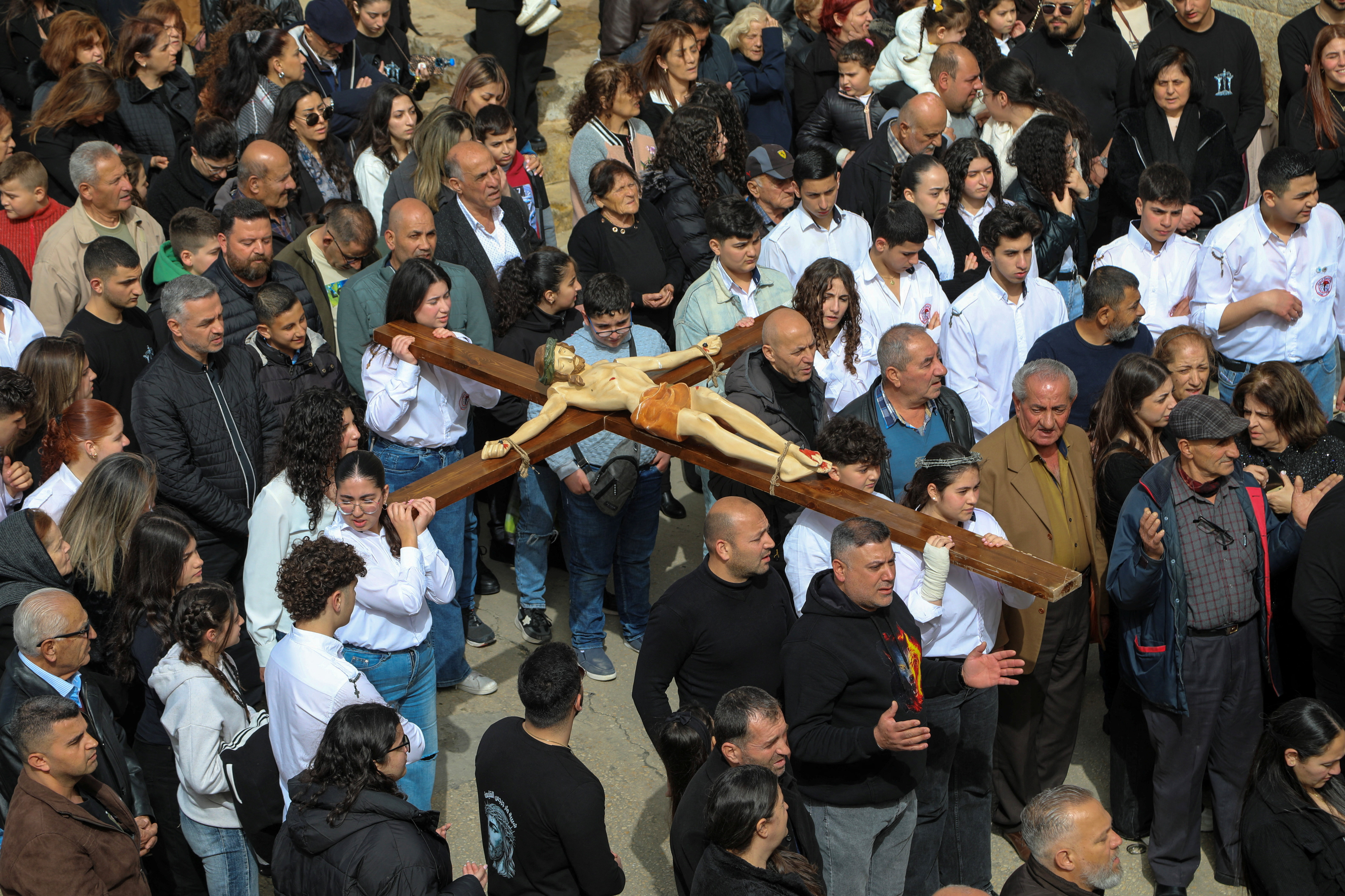 cover Italian peacekeepers replace crucifix desecrated in south Lebanon
