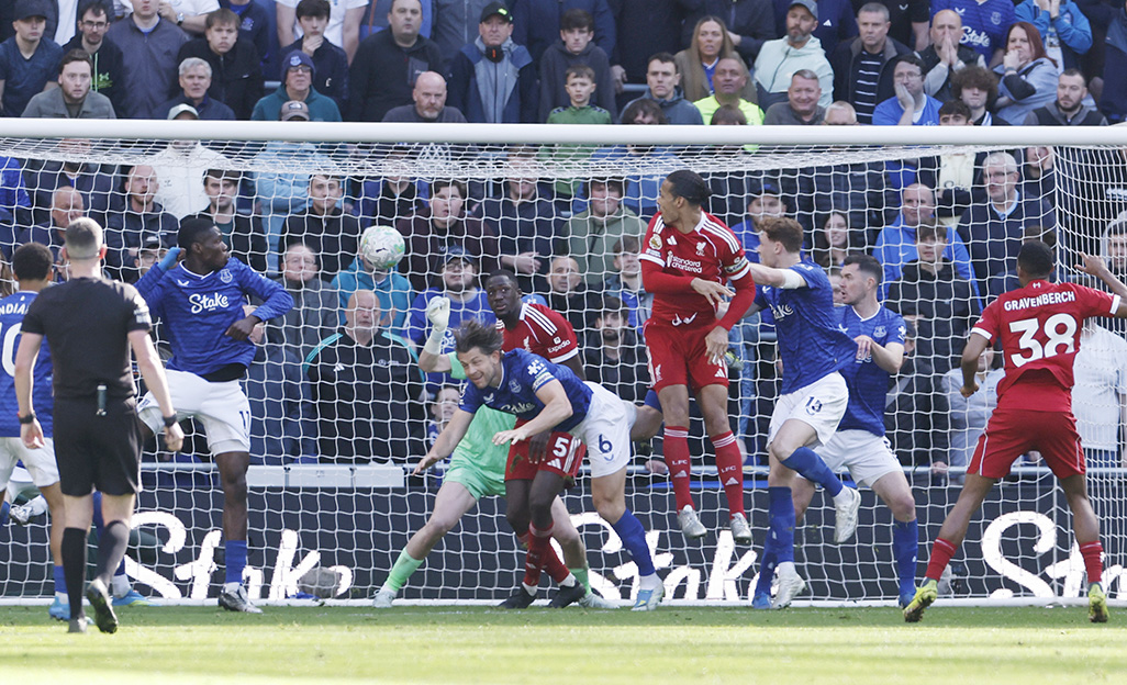 Van Dijk scores late winner to snatch derby win over Everton