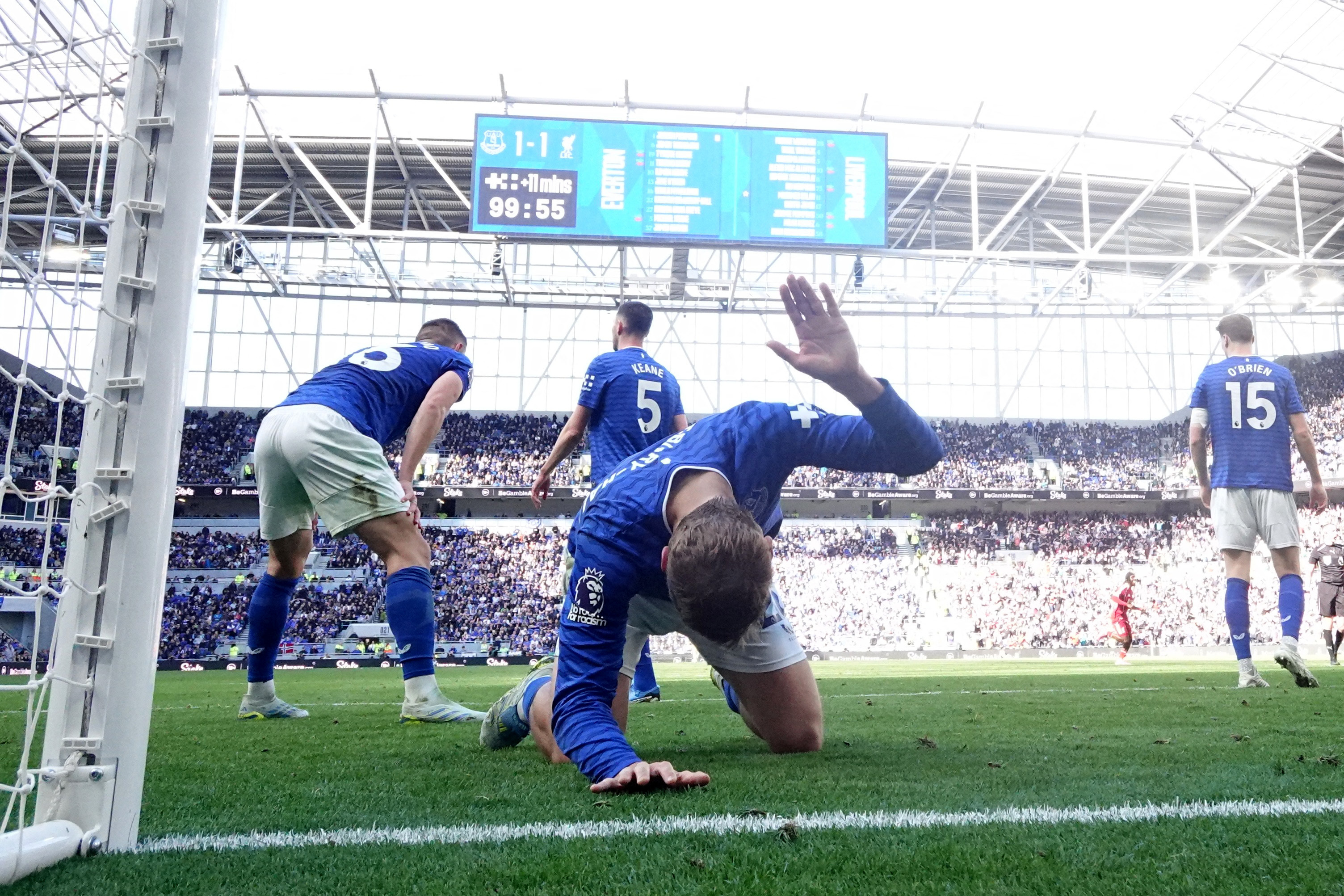 cover Van Dijk scores late winner to snatch 2-1 derby win over Everton 