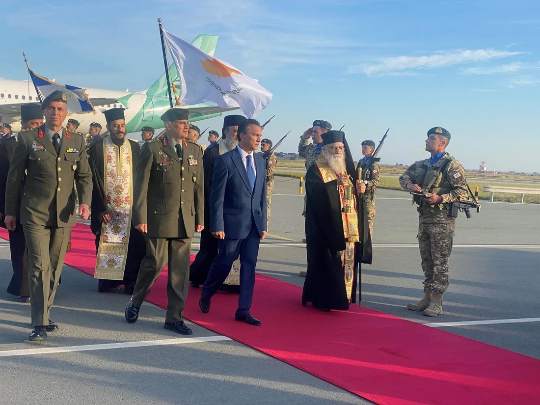 cover Kombos confirms imminent arrival of Easter&#8217;s holy light