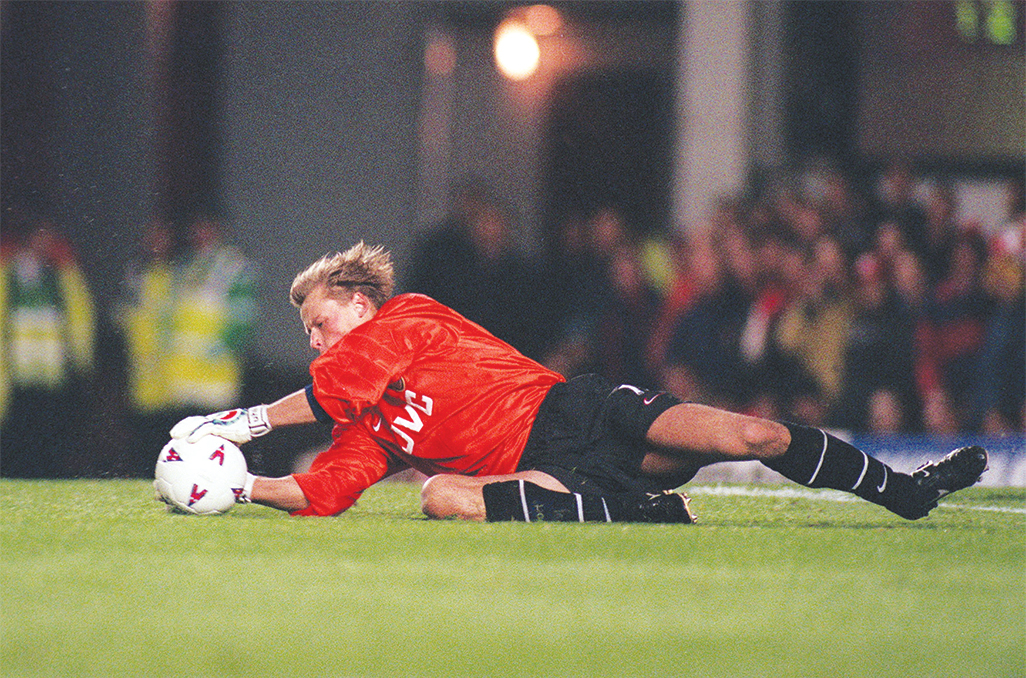 cover Former Arsenal keeper Manninger dies after car hit by train