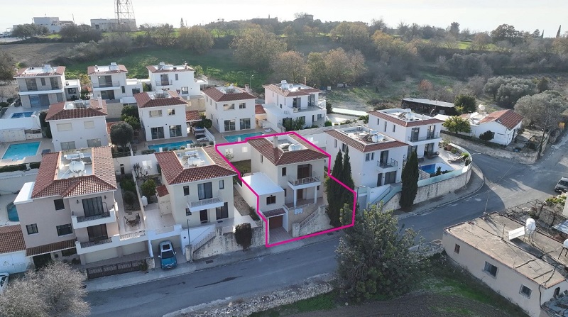 Three-bedroom villa in Tsada