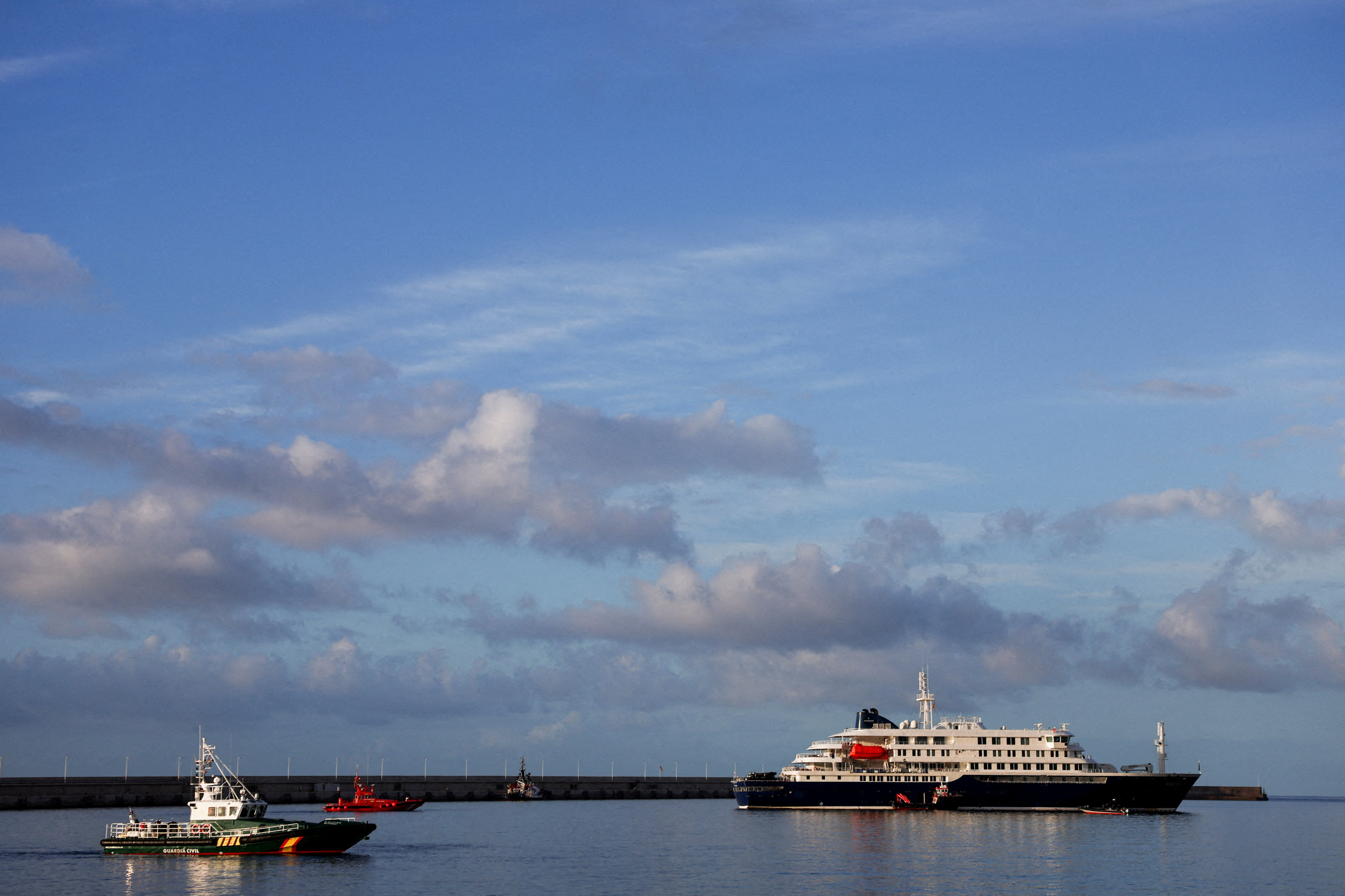 image Spanish health officials board hantavirus ship to start evacuating passengers