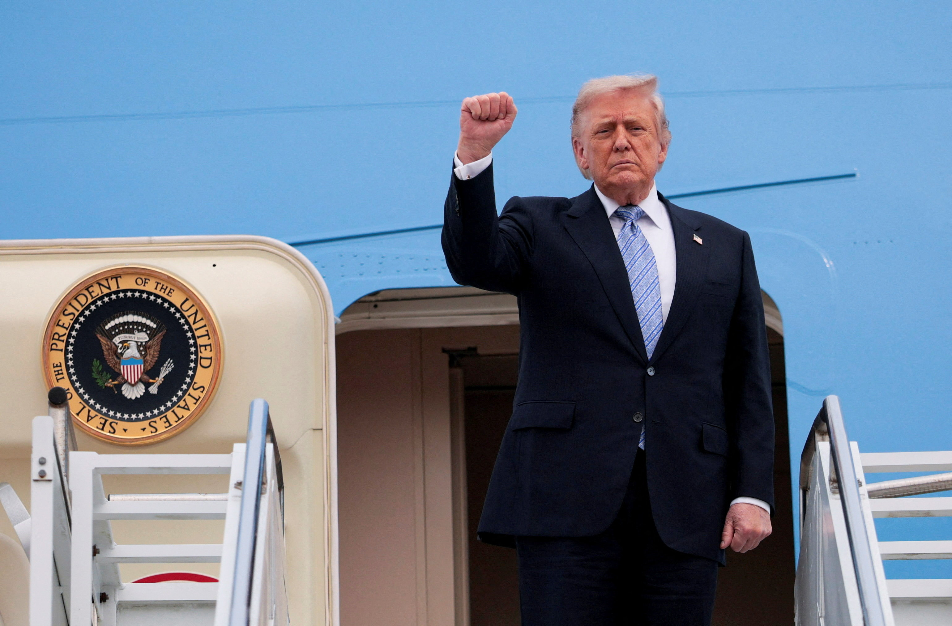 image Trump leaves Beijing with few wins, many warm words for Xi