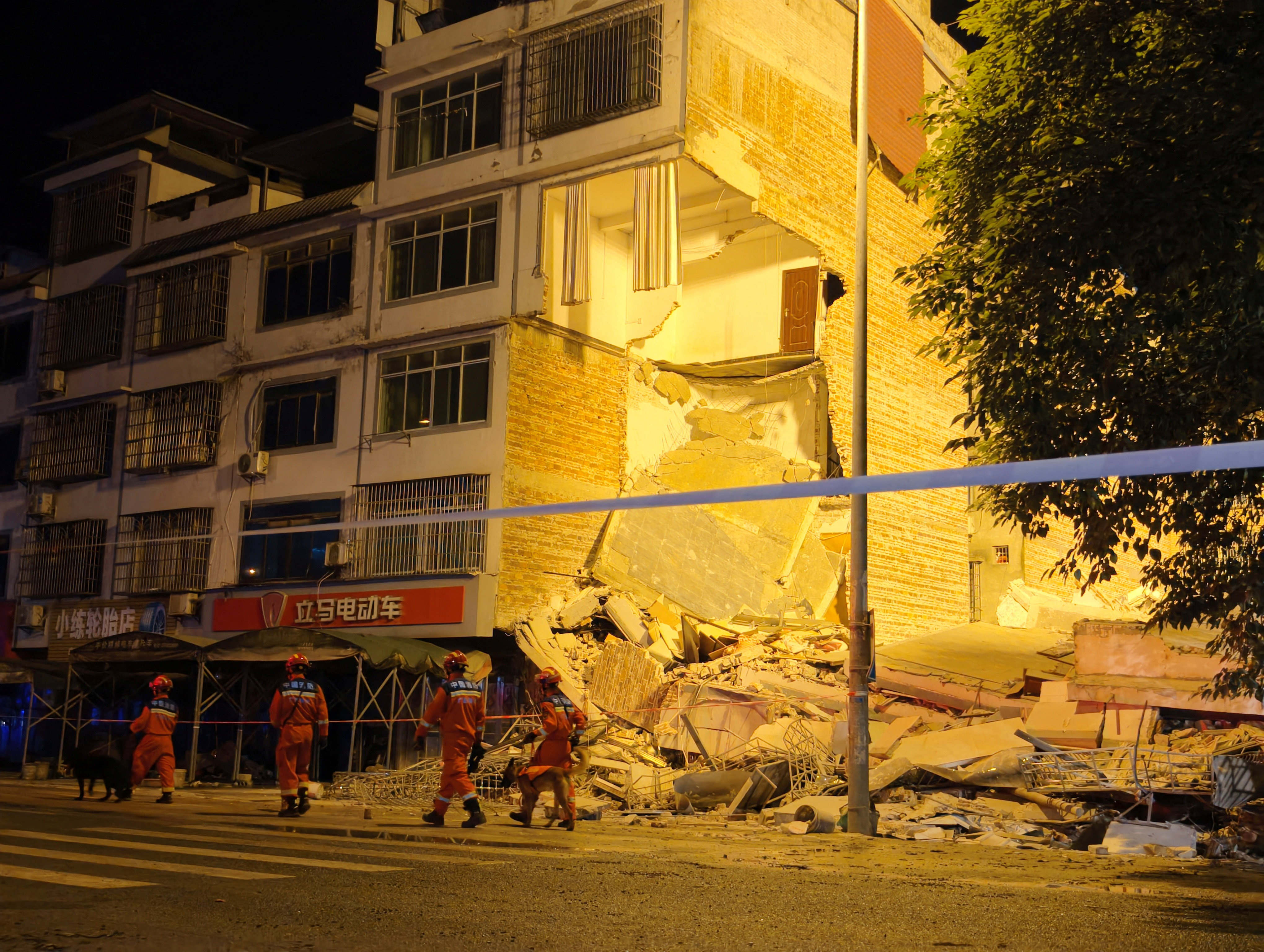 image Earthquake hits southwest China; thousands evacuate, buildings collapse