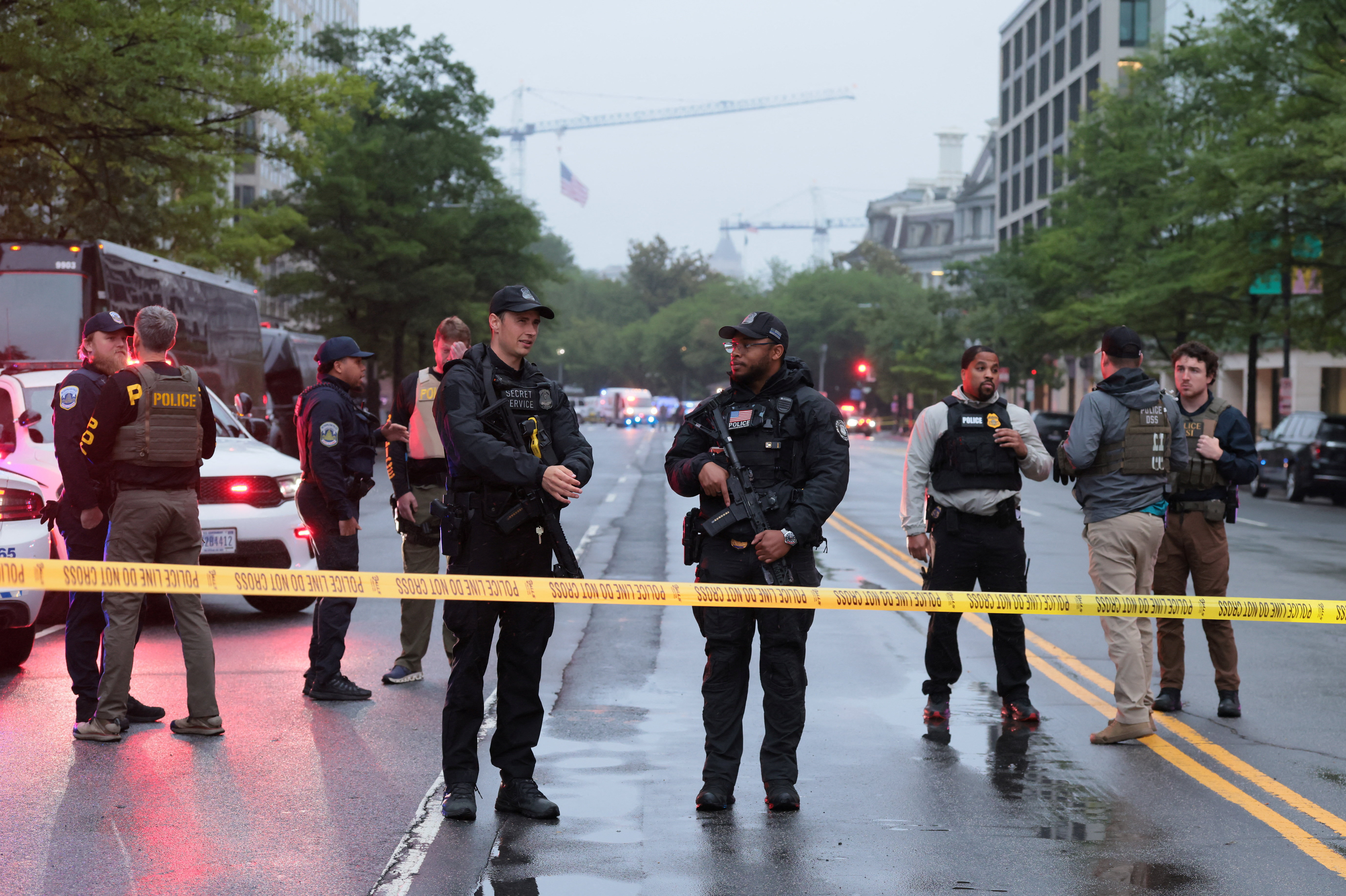 image Suspect dies after trading gunfire with officers near White House, Secret Service says