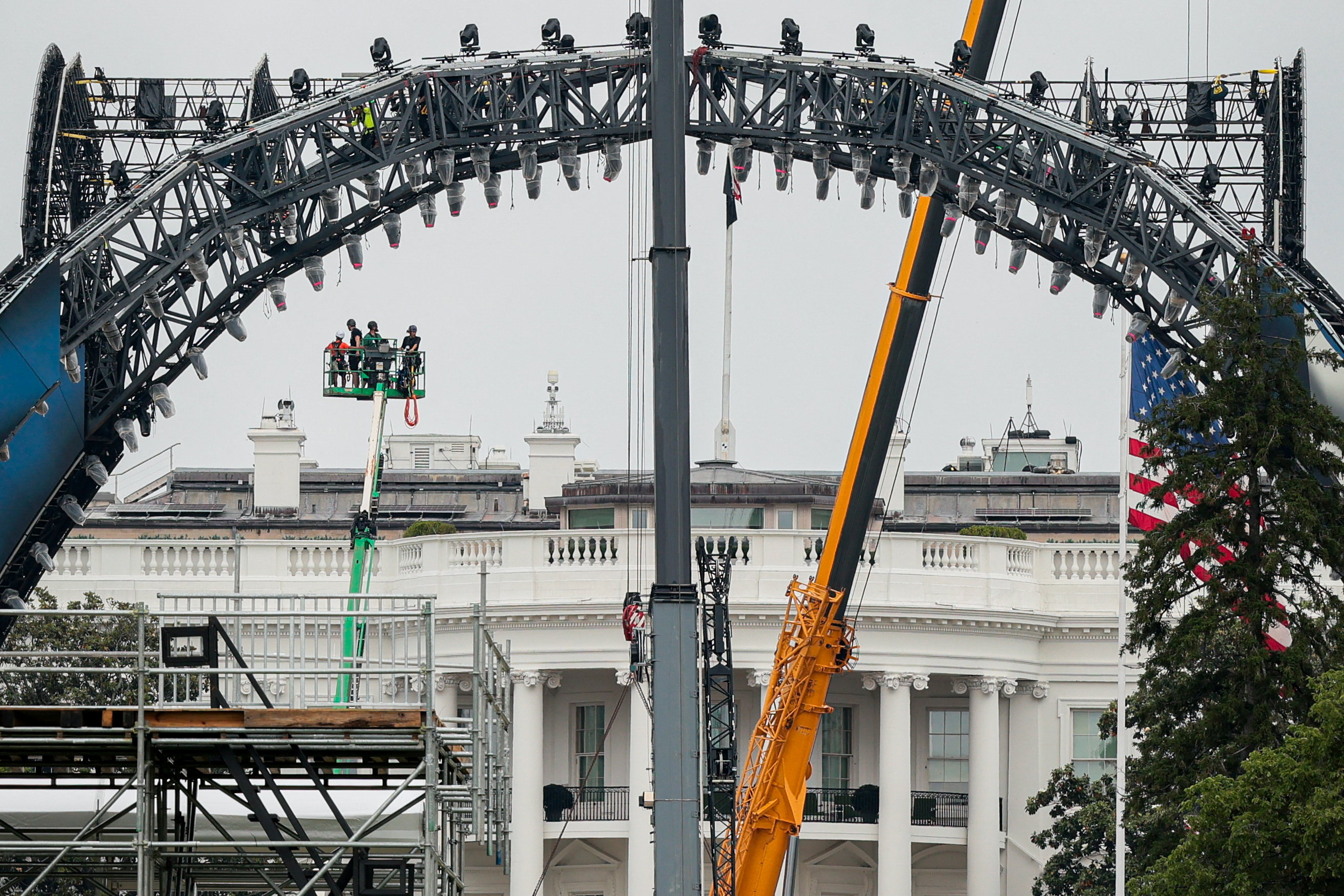 cover Construction of cage-fighting arena transforms White House grounds