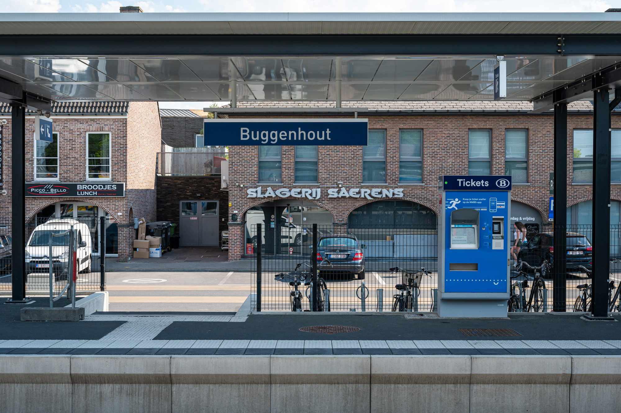cover Belgium train and school bus crash leaves several dead