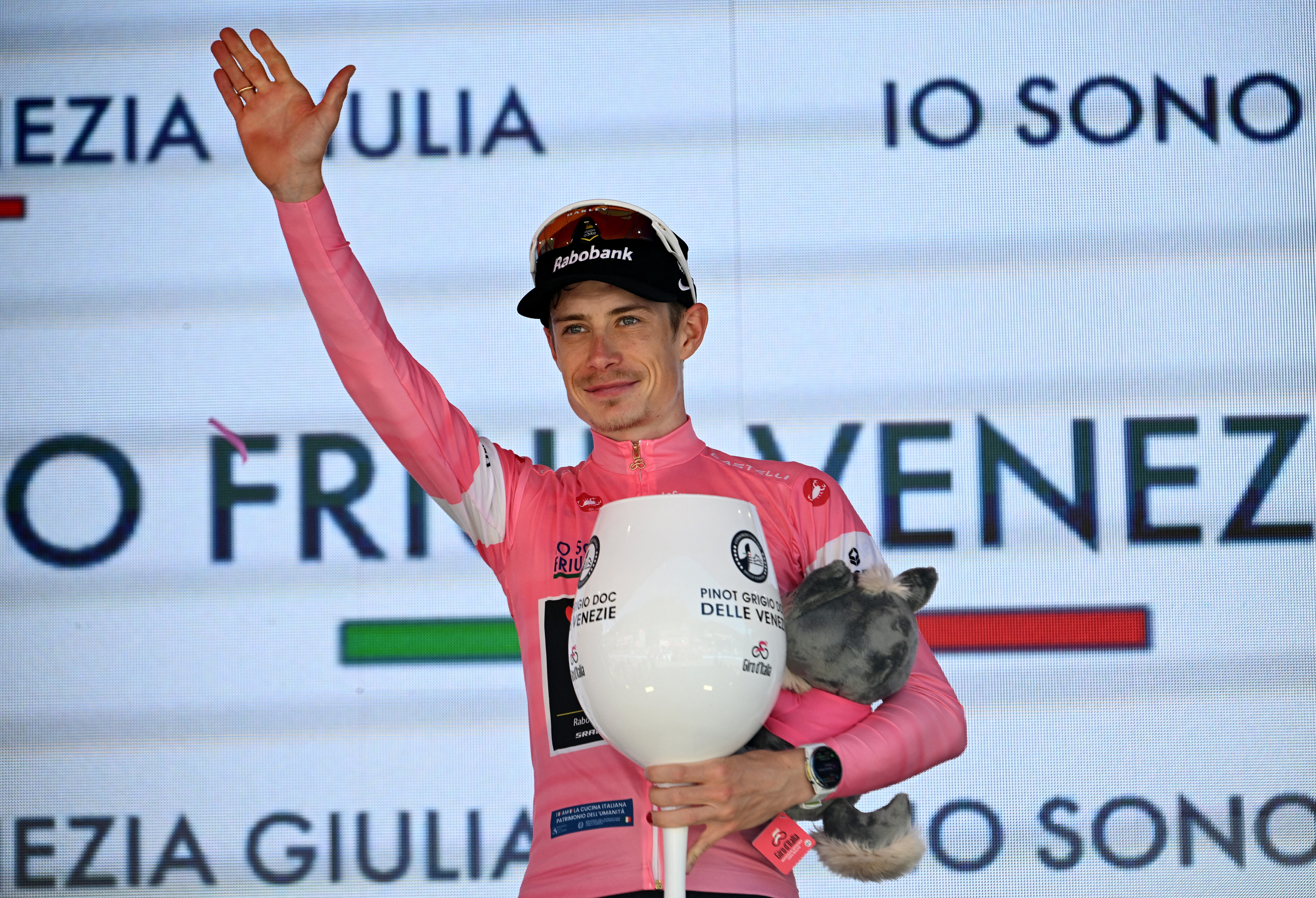 cover Vingegaard in the pink after climbing to third Giro stage win