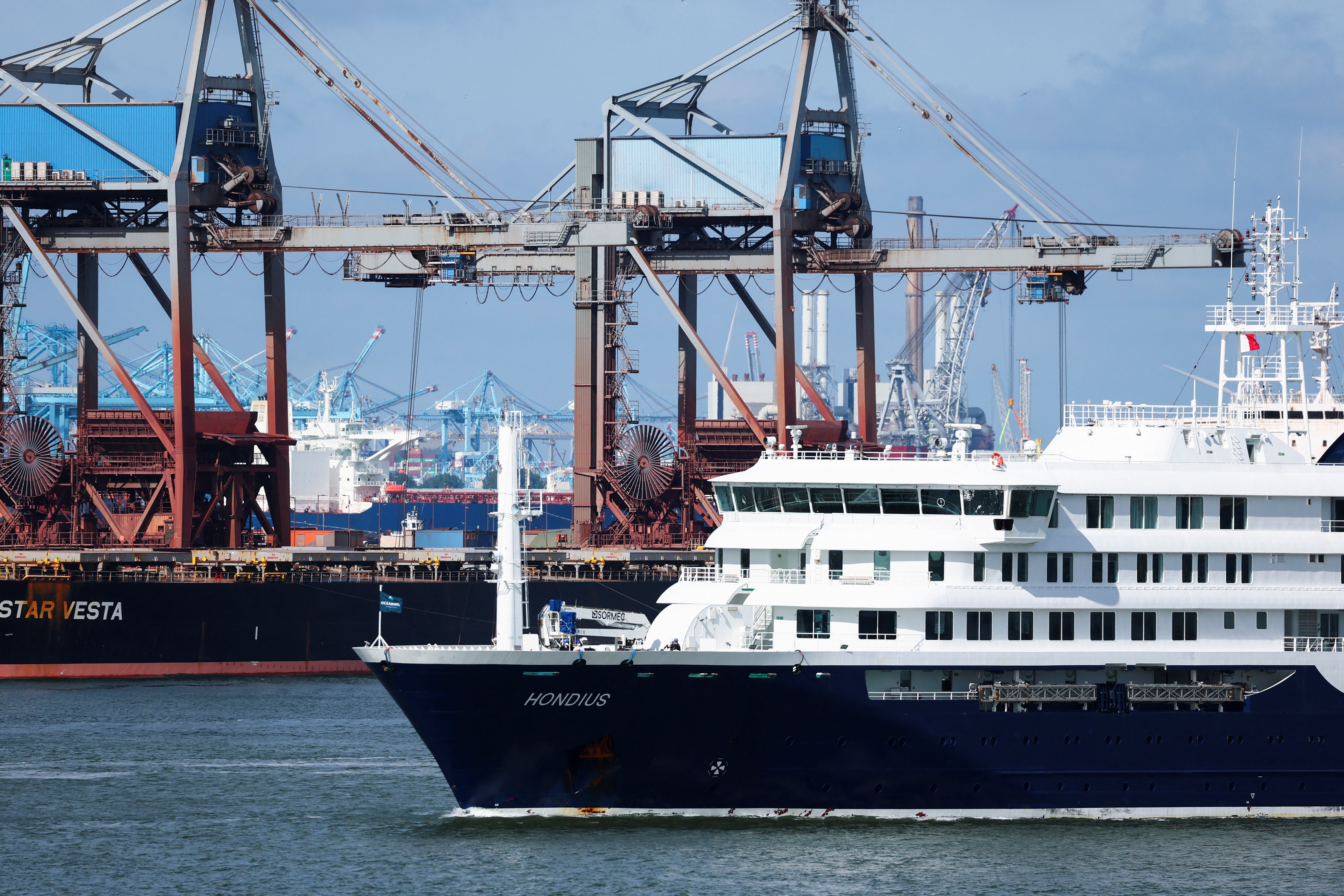 cover Hantavirus-hit cruise ship arrives at Rotterdam port as final destination