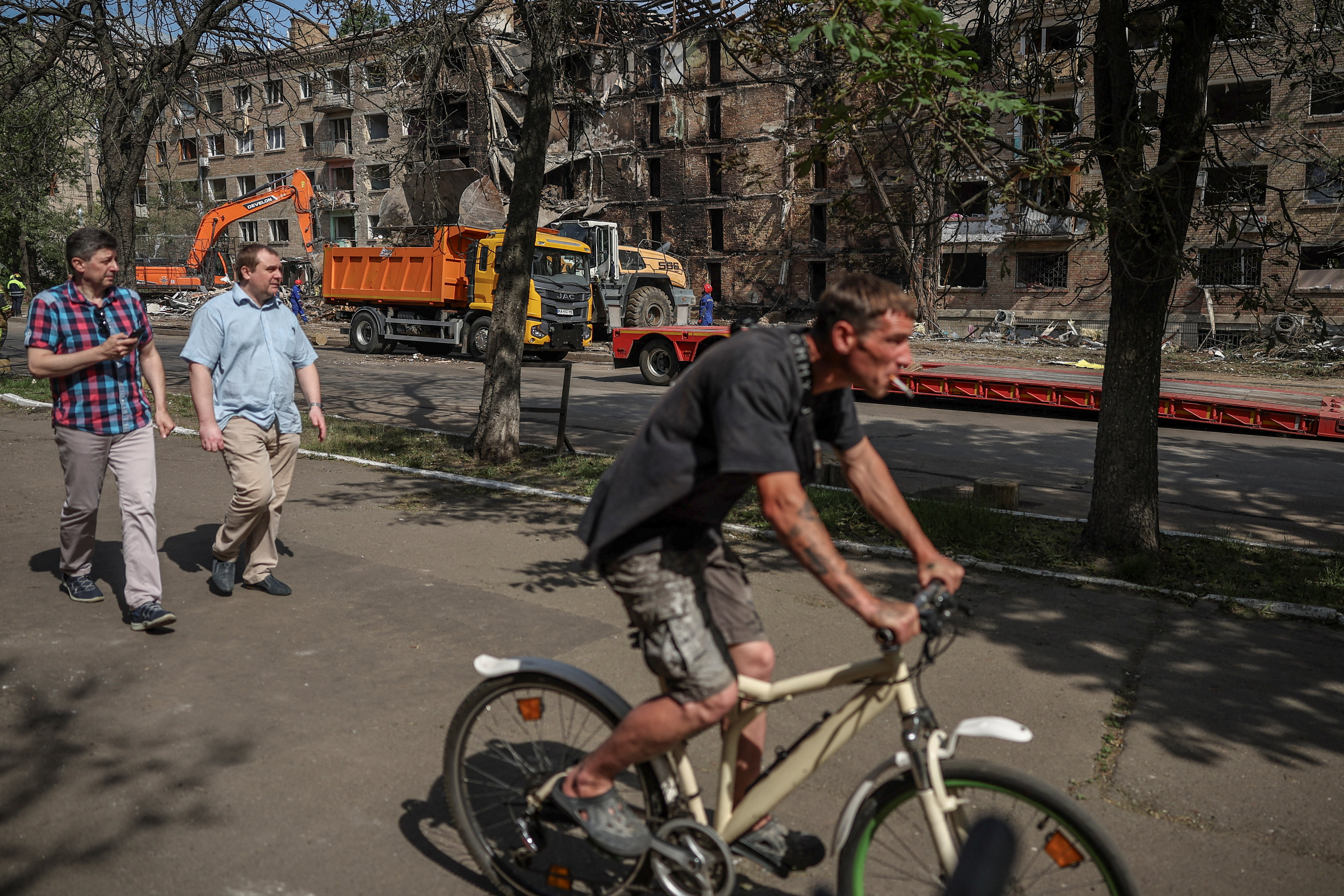 image War-weary Kyiv residents defiant over Russian threat of new strikes