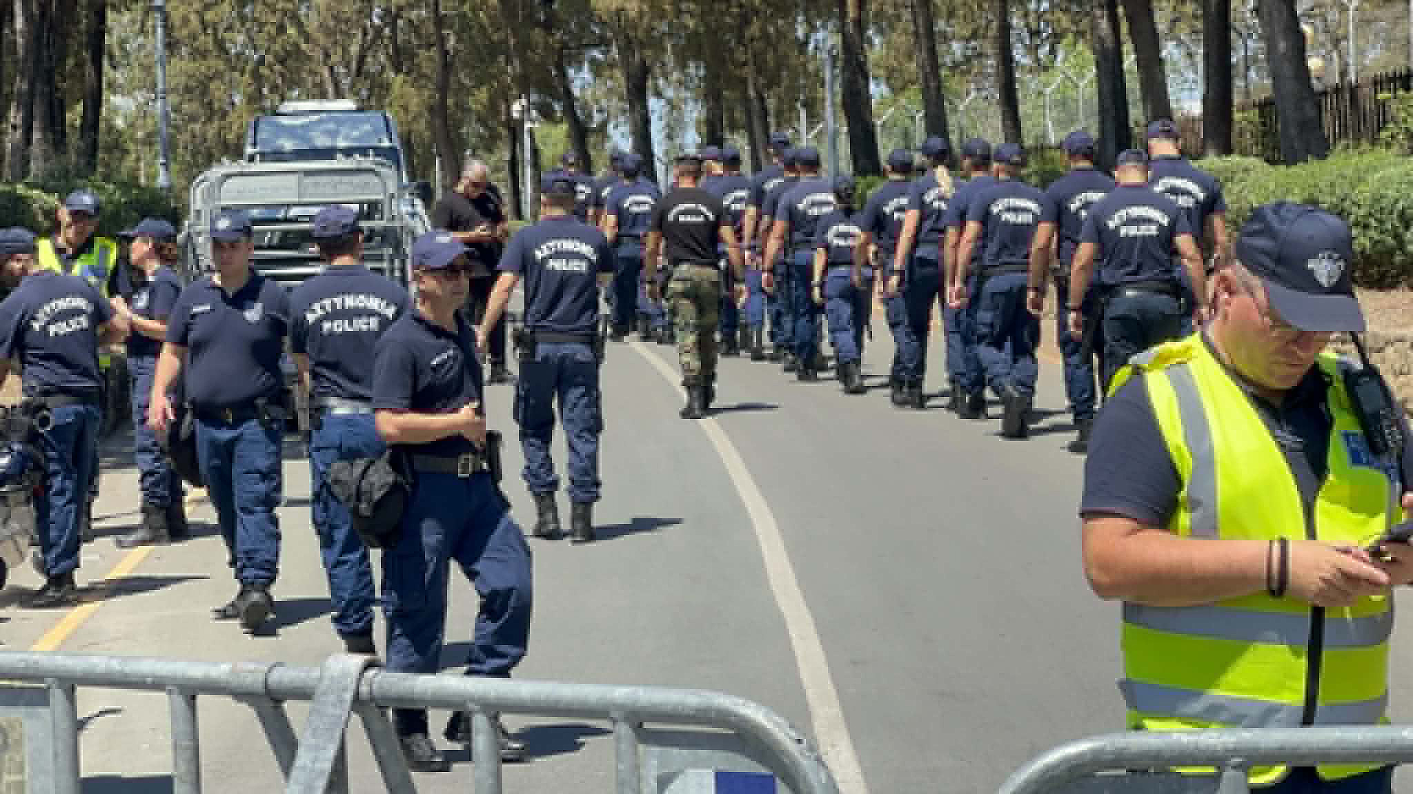 Livestock farmers continue protest at palace