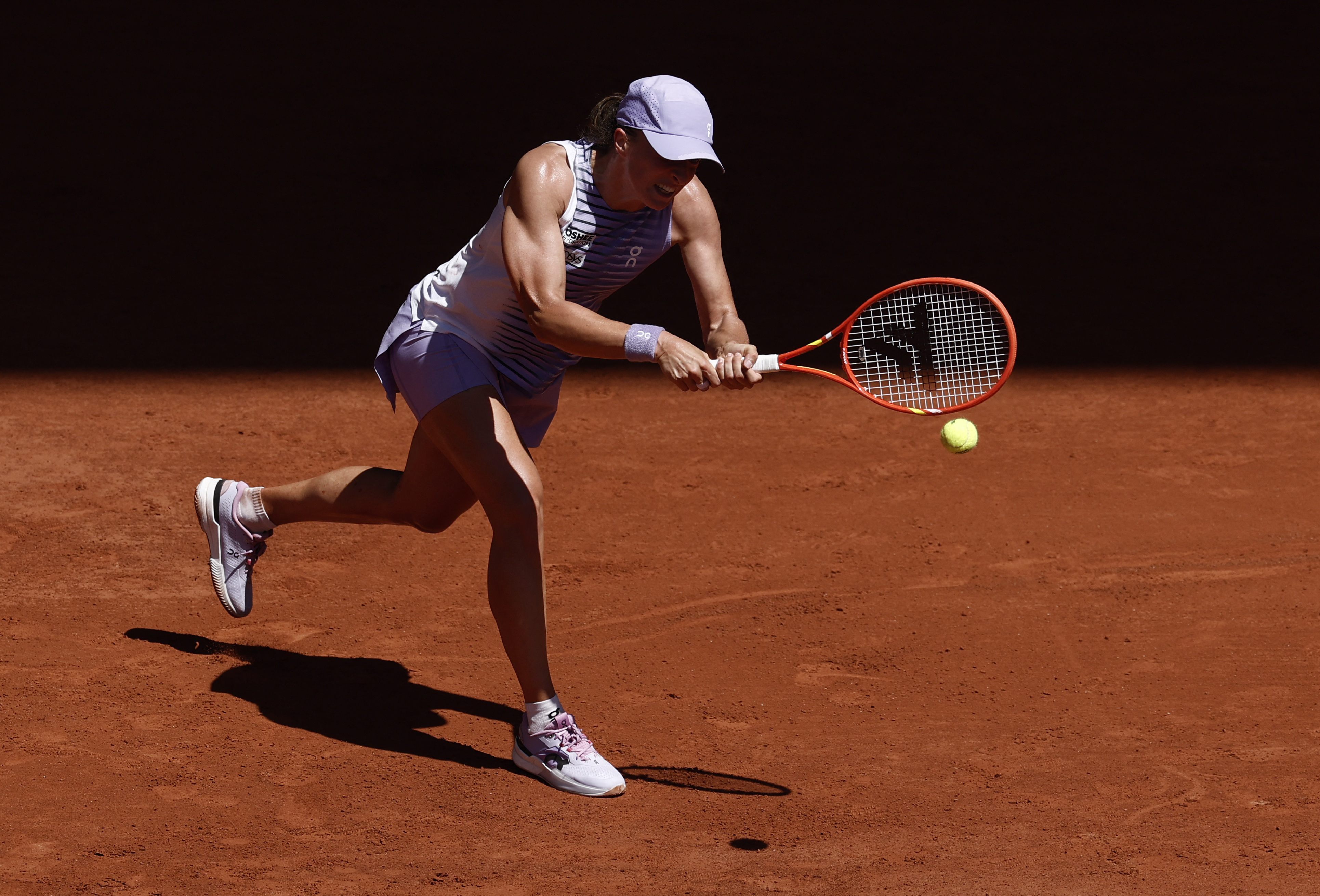 image Erratic Swiatek reaches French Open round three