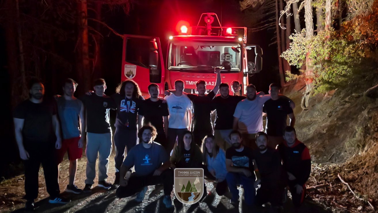 cover Forestry college students help contain fire